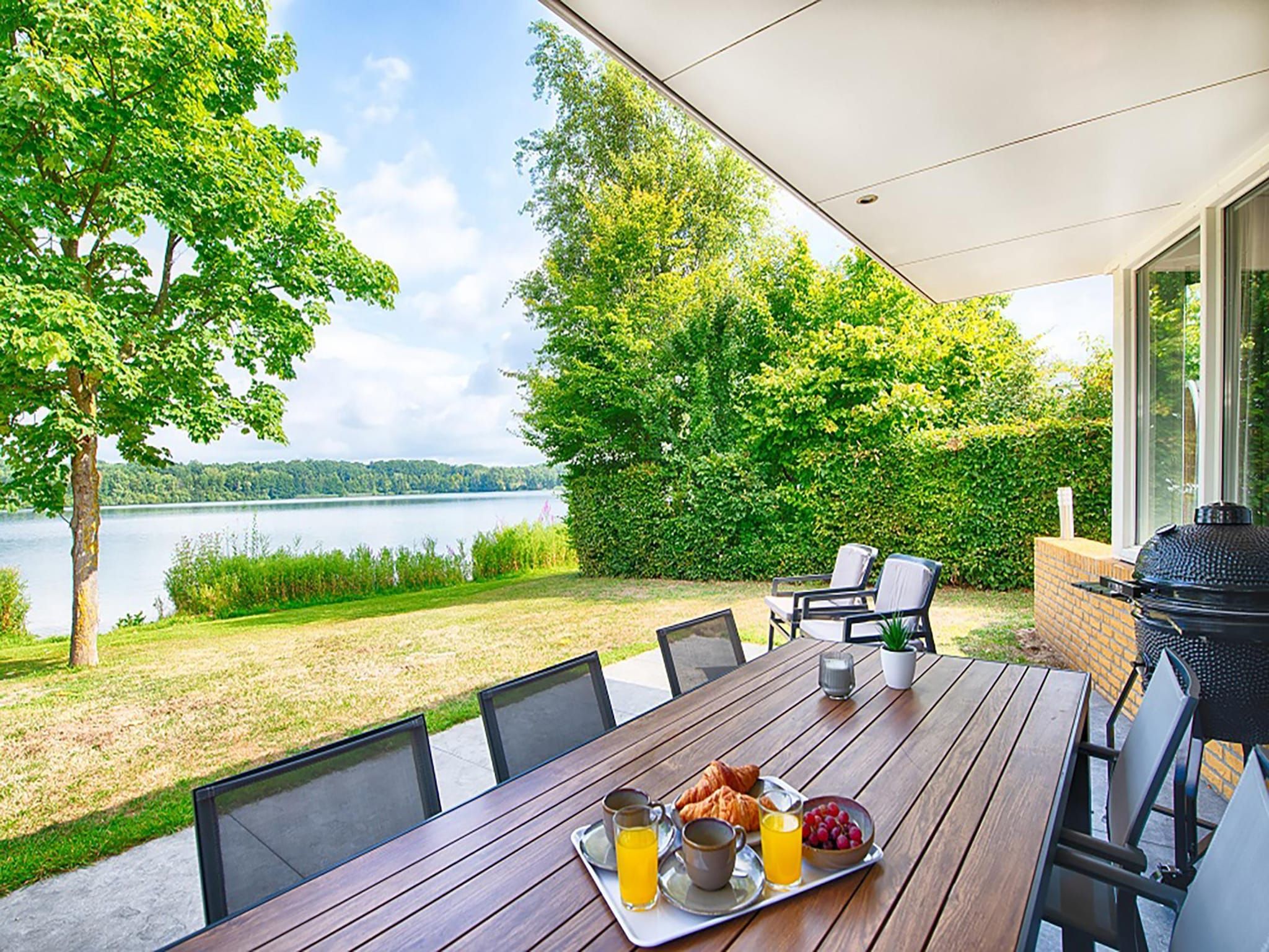 Het terras van VIP Waterzicht 2-4 persoons in Heel