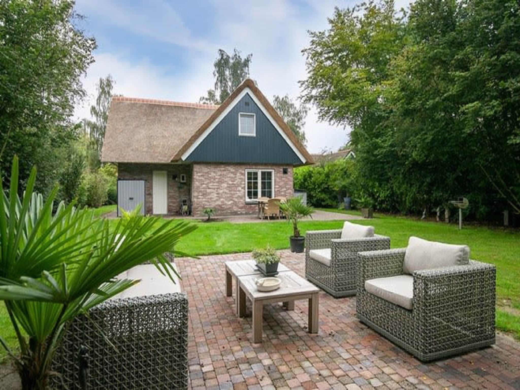 Het terras van Villapark De Weerribben 2 in Paasloo