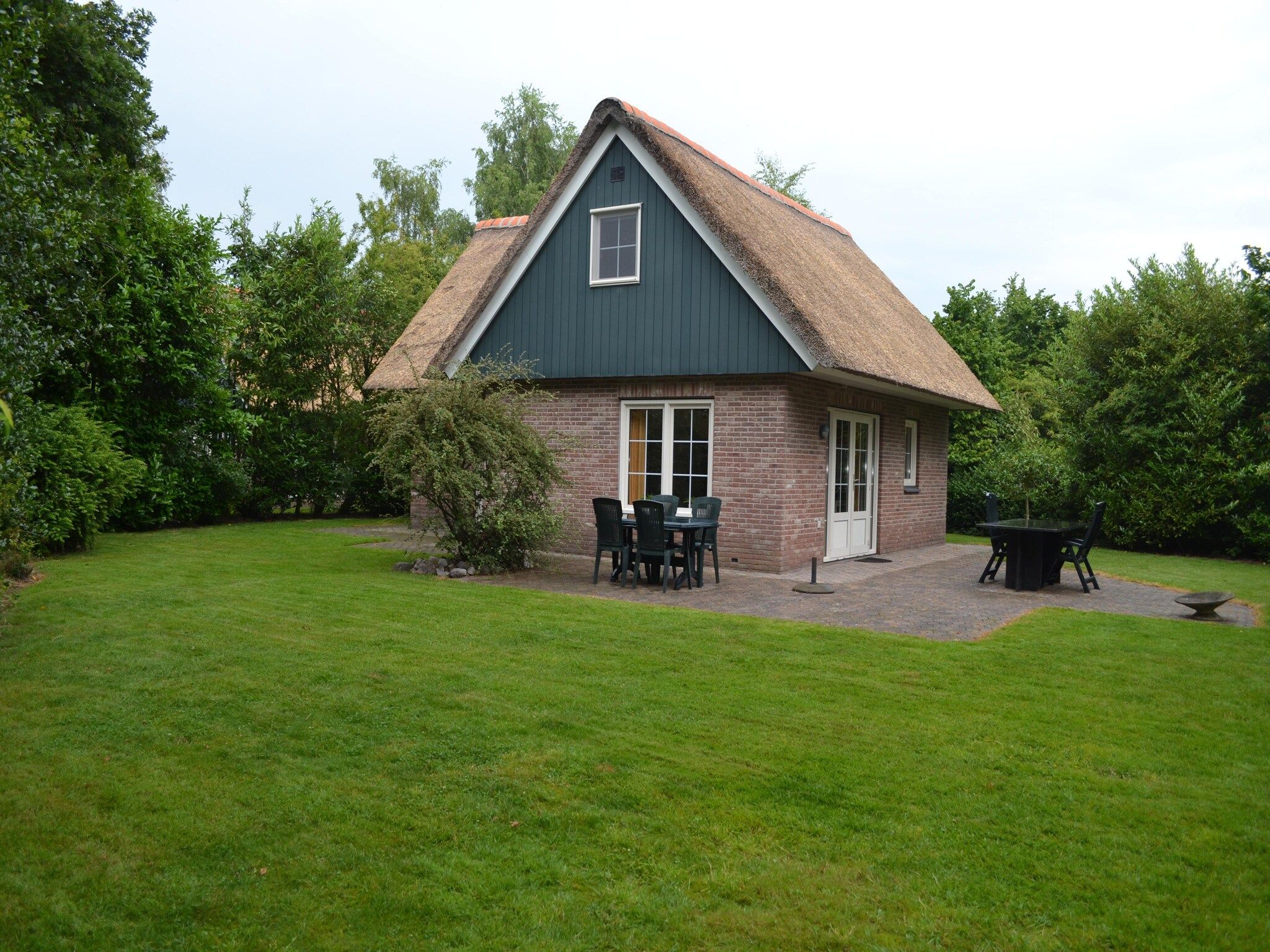 De tuin van Villapark De Weerribben 2 in Paasloo