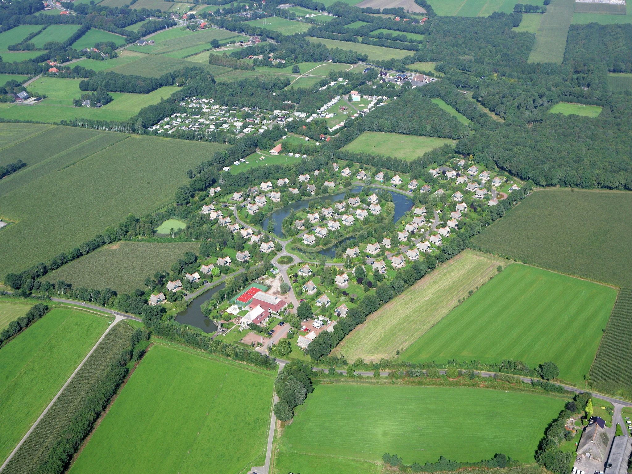De buitenkant van Villapark De Weerribben 4 in Paasloo