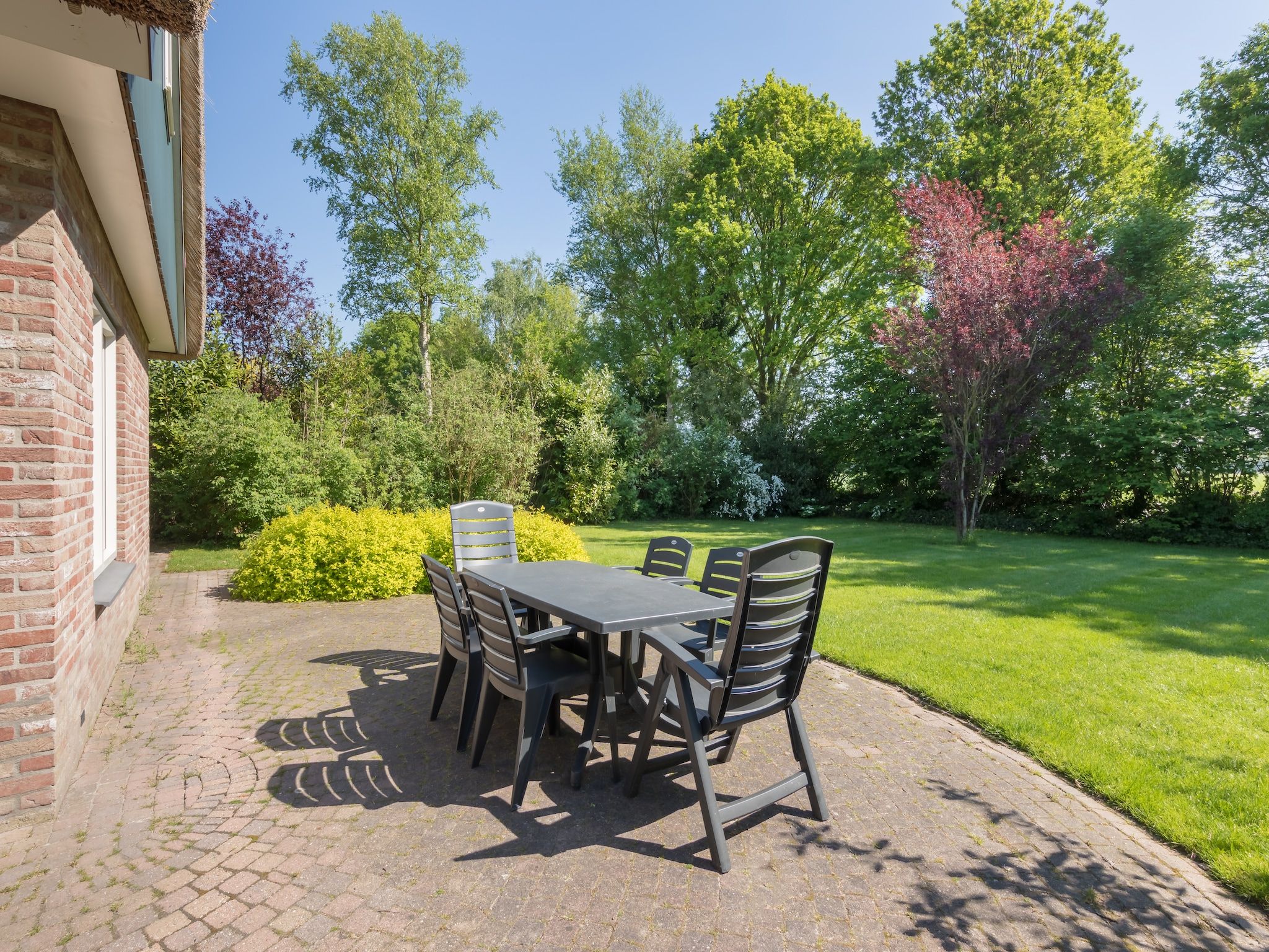 Het terras van Villapark De Weerribben 1 in Paasloo