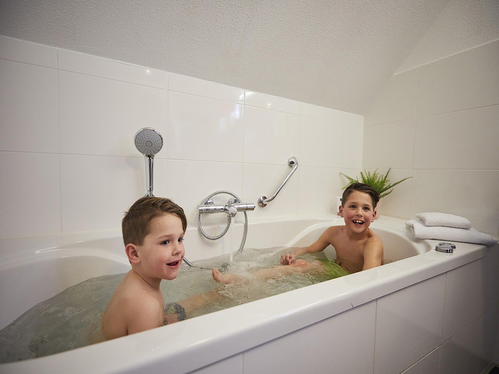 De badkamer van Buitenhof De Leistert 3 in Roggel