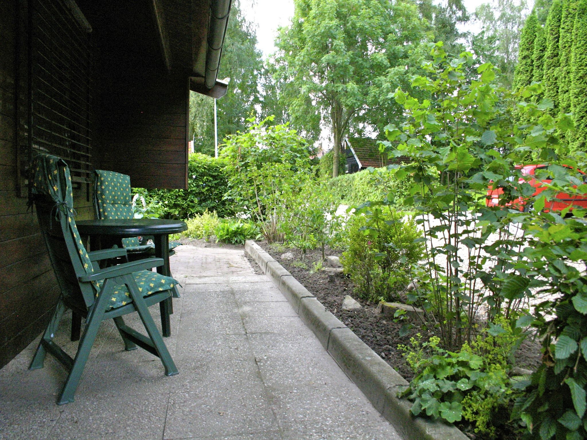 Het terras van Chaletpark Kuiperberg 1 in Ootmarsum