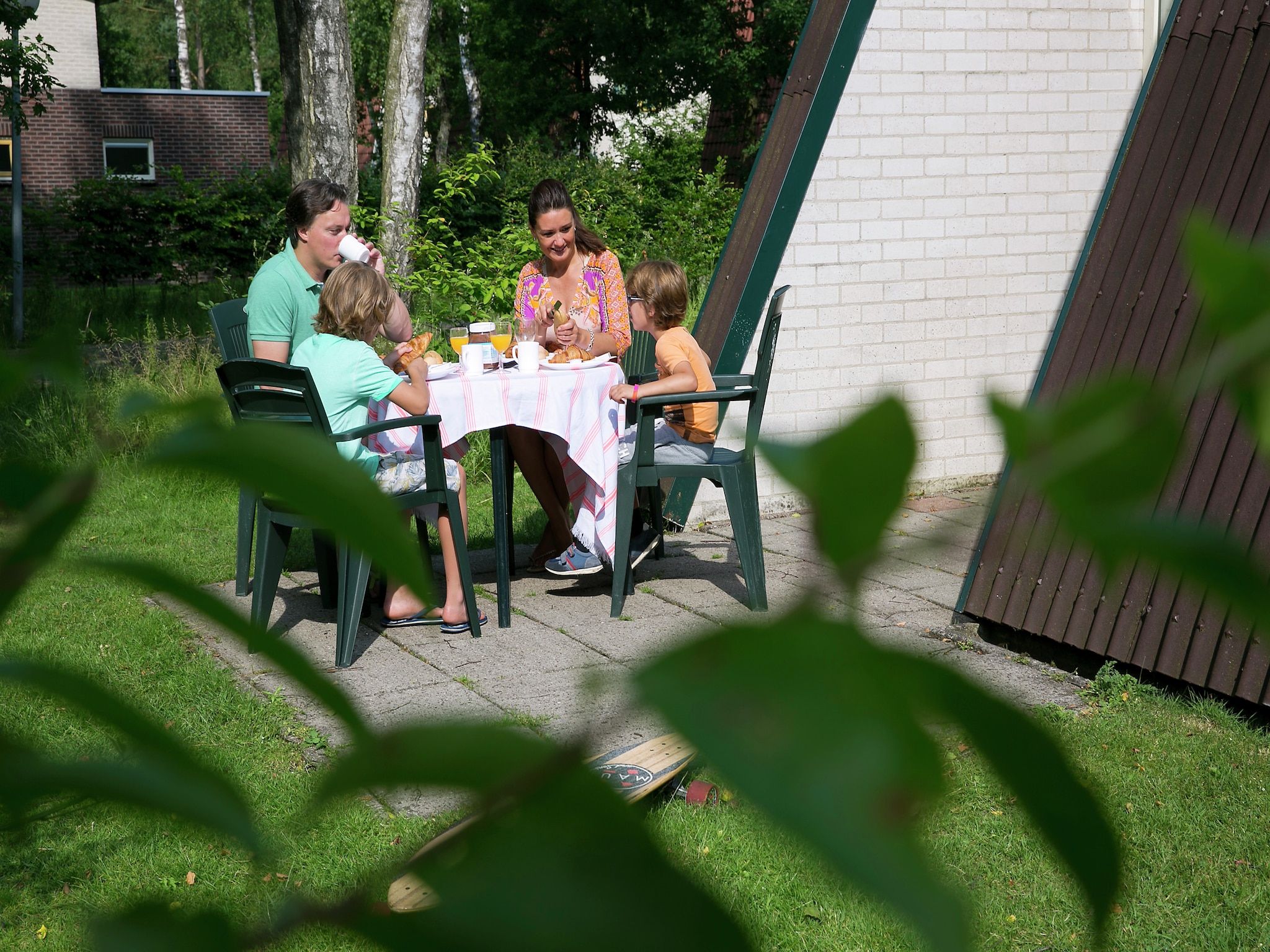 Het terras van Bungalowpark Hoenderloo 3 in Hoenderloo