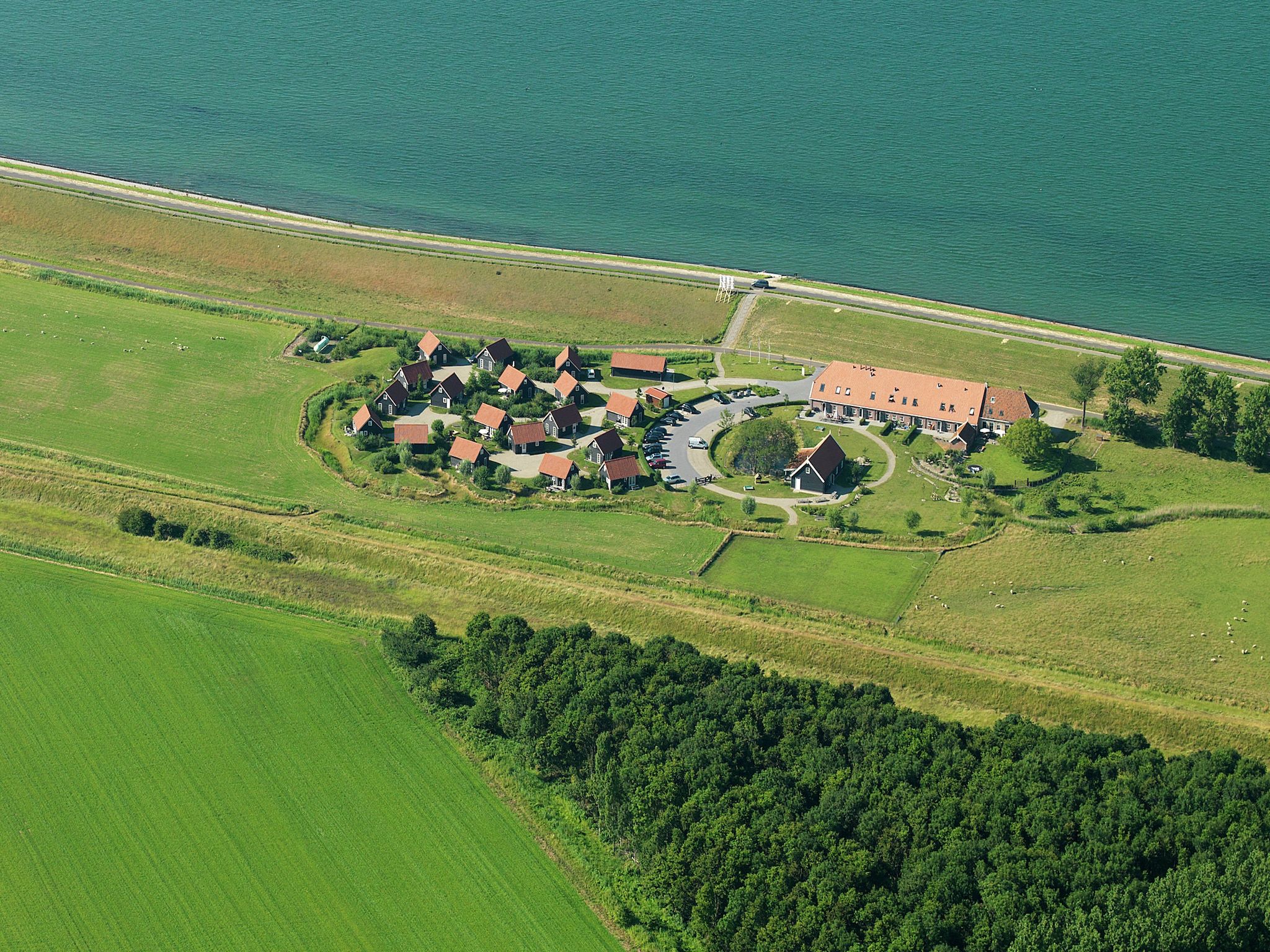 De buitenkant van Recreatiepark de Stelhoeve 4 in Wemeldinge