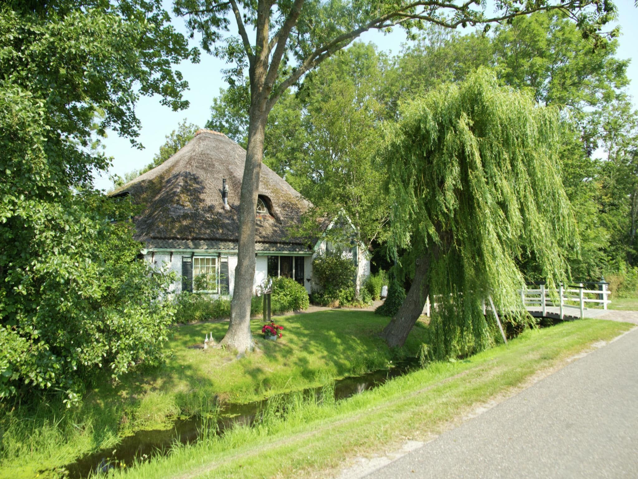 De buitenkant van Harrekidee in Sint Maartensbrug
