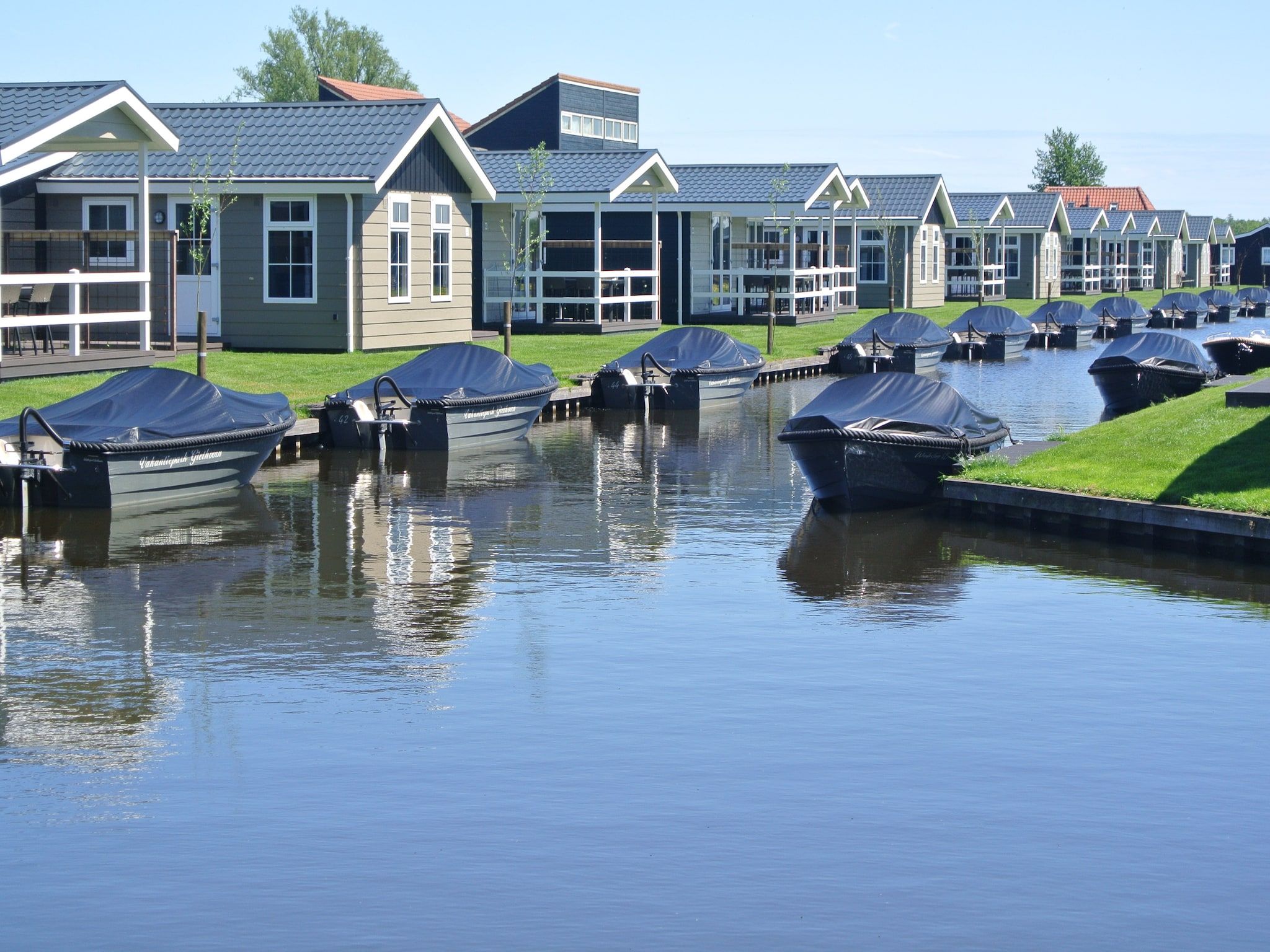 De buitenkant van Vakantiepark Giethoorn 3 in Giethoorn