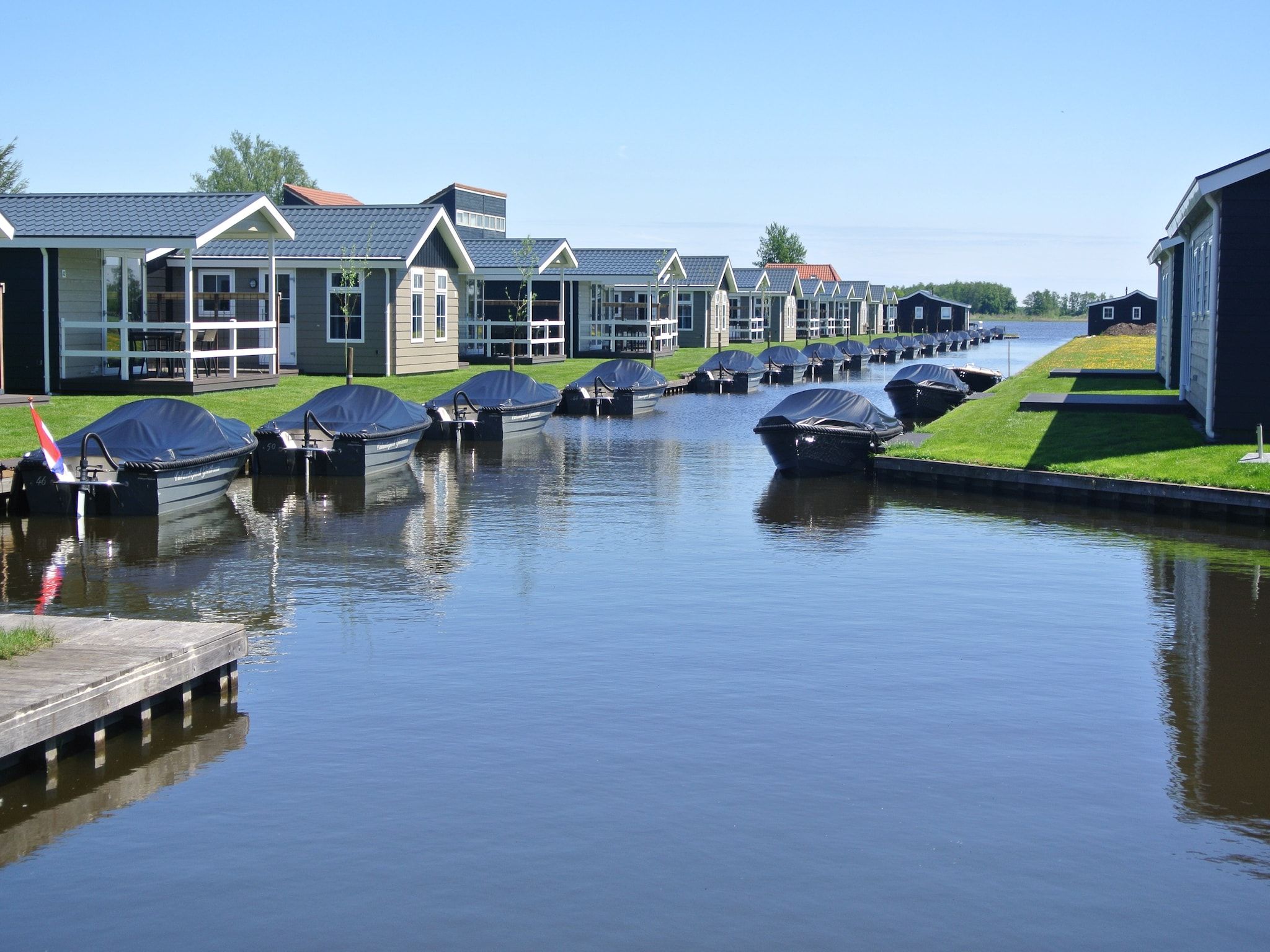 De buitenkant van Vakantiepark Giethoorn 3 in Giethoorn
