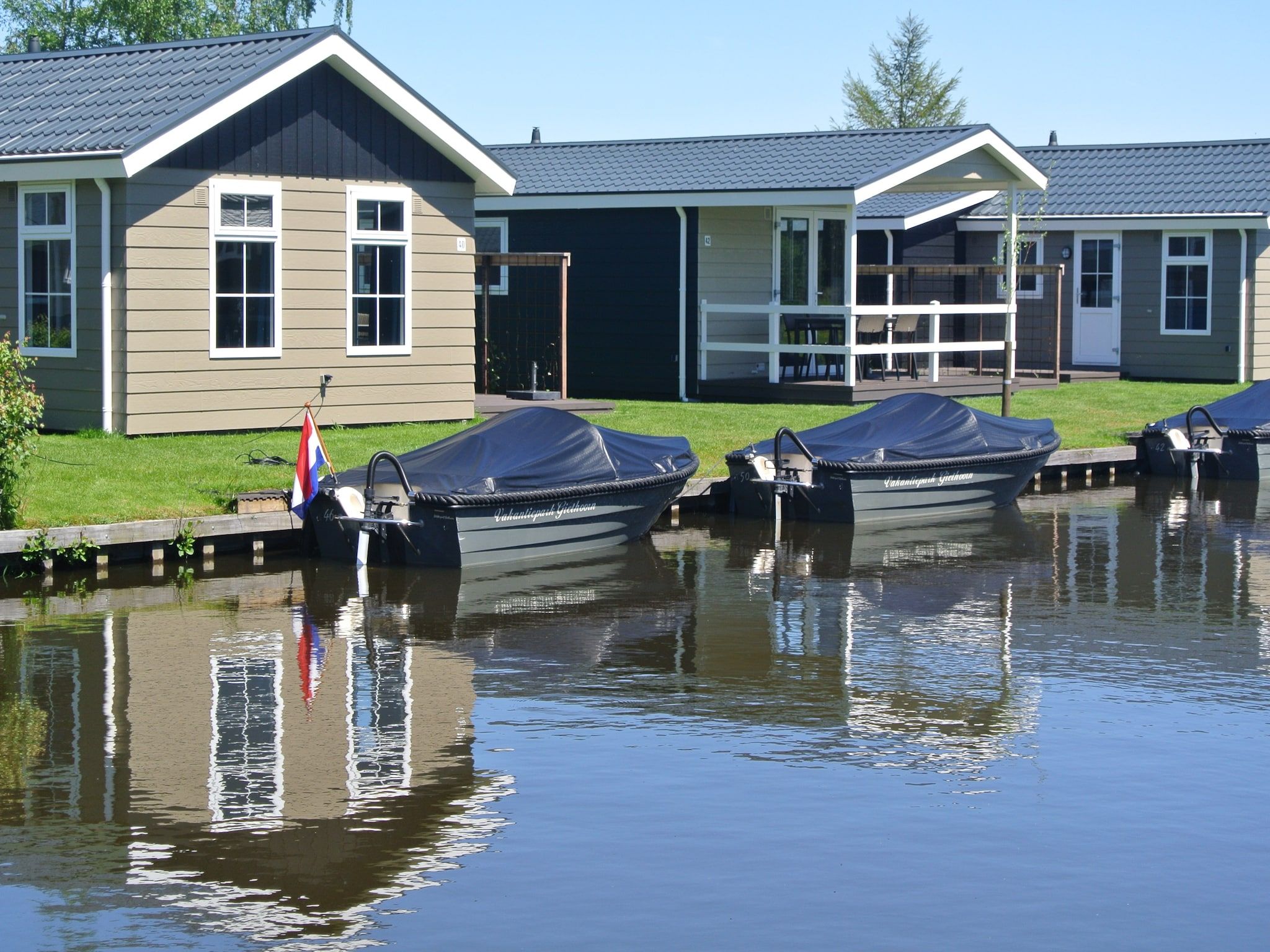 De buitenkant van Vakantiepark Giethoorn 3 in Giethoorn