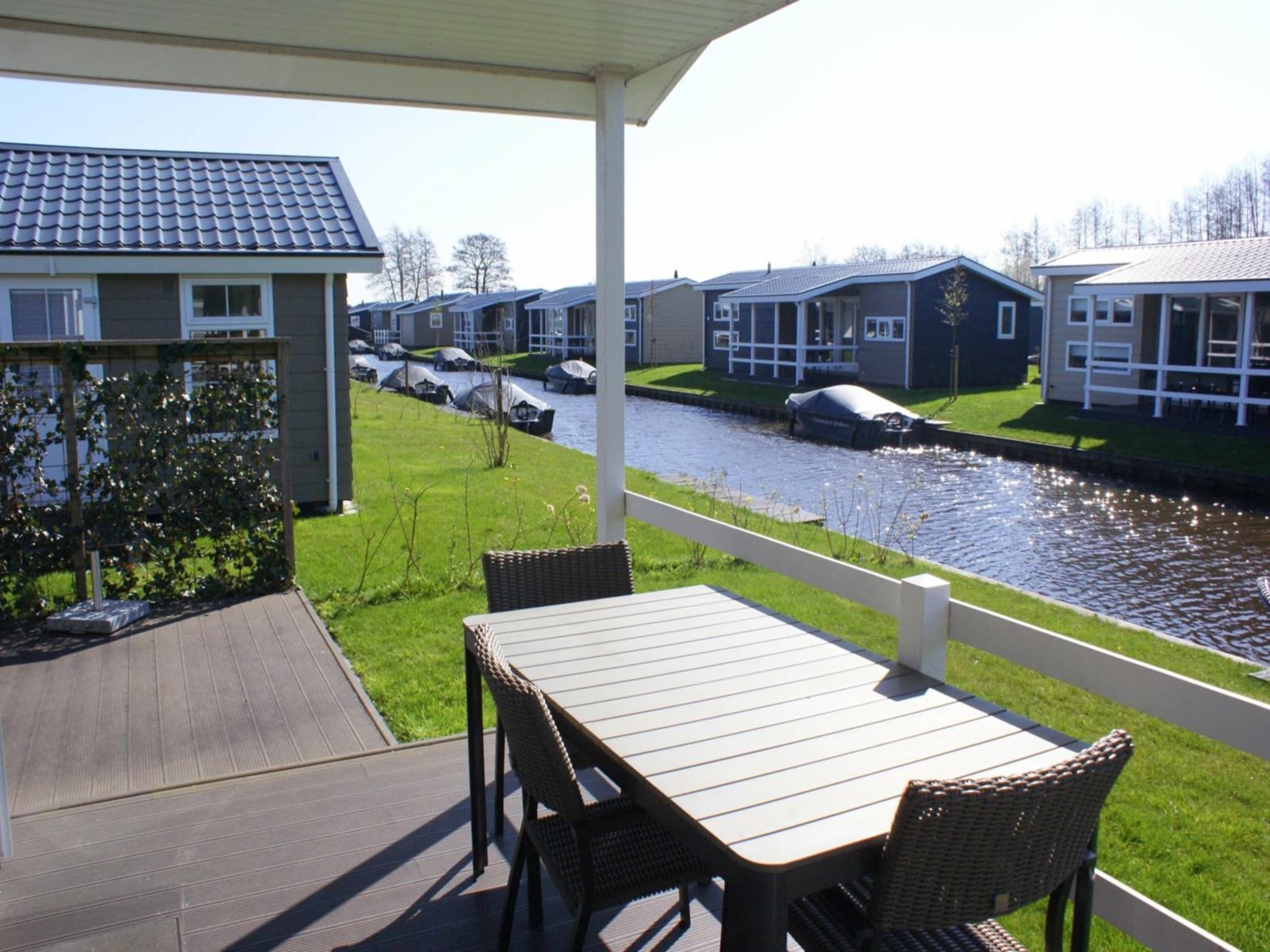 Het terras van Vakantiepark Giethoorn 3 in Giethoorn