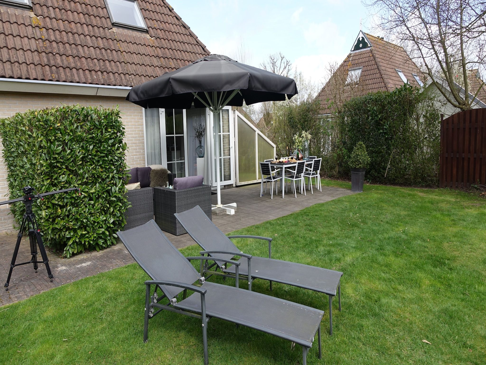 De tuin van Wellness aan het Water in Eernewolde in Earnewald