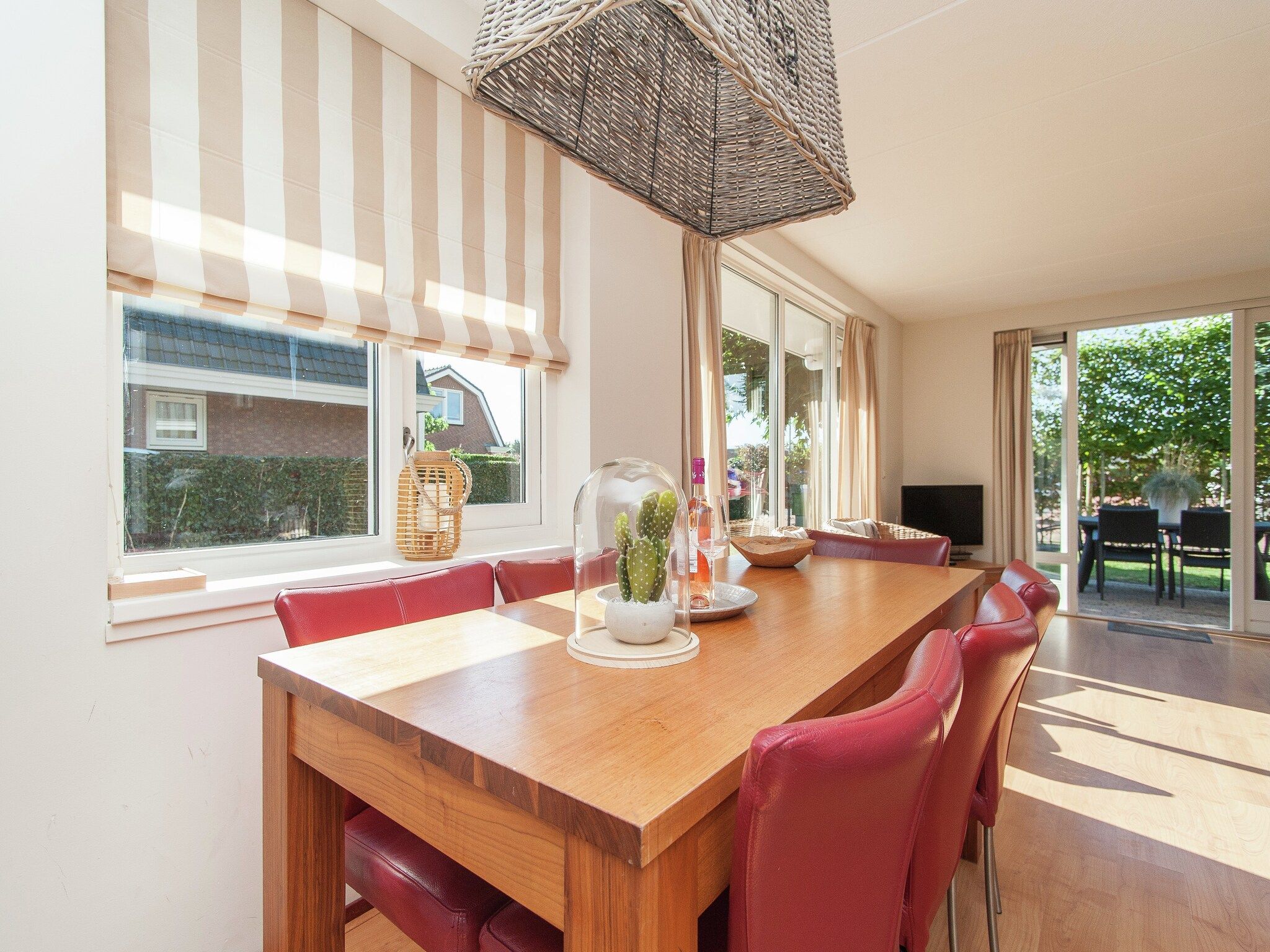 De eetkamer van Bungalowpark de Gouden Spar 4 in Noordwijk