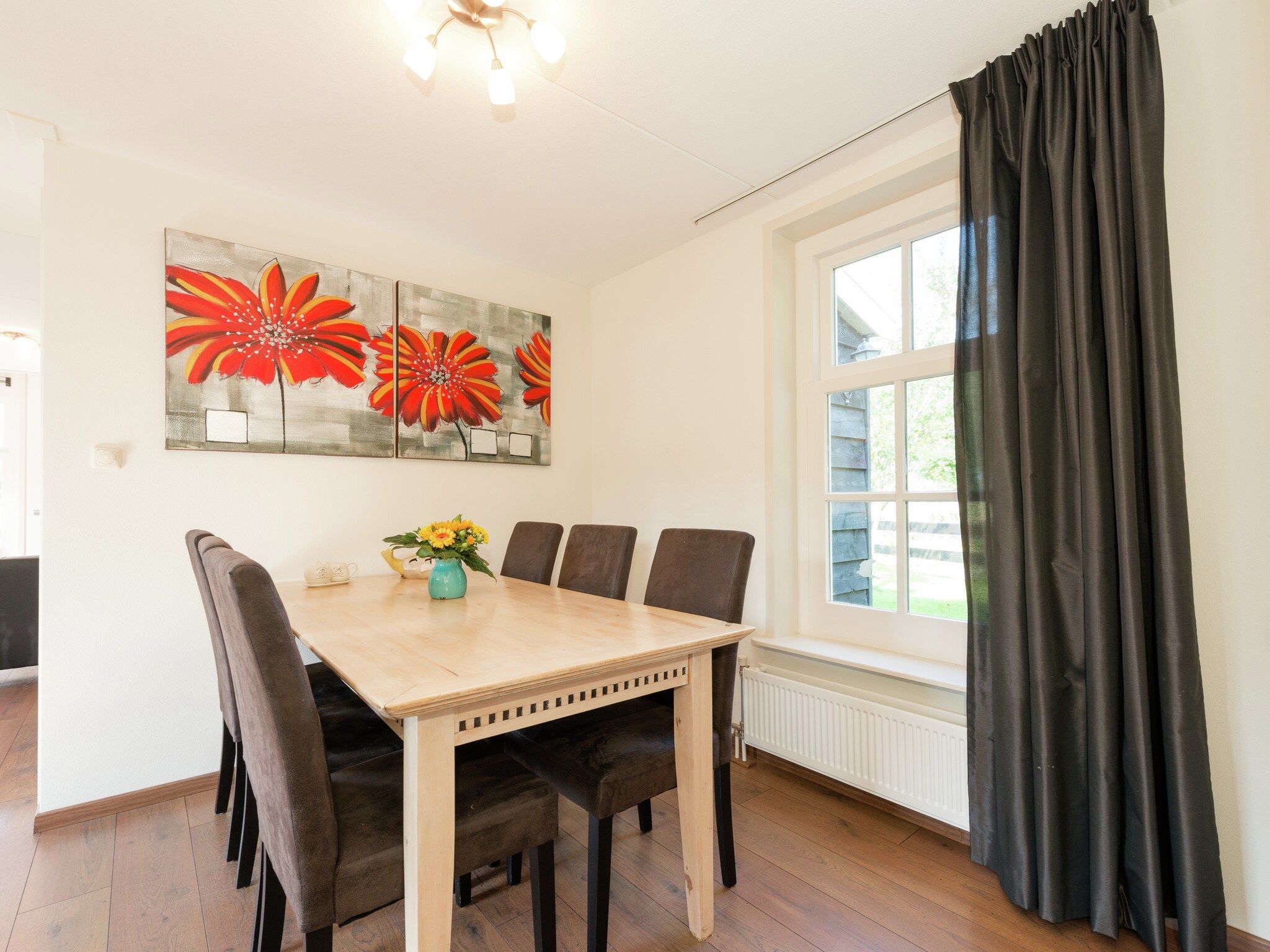 De eetkamer van De Grutto in Hippolytushoef