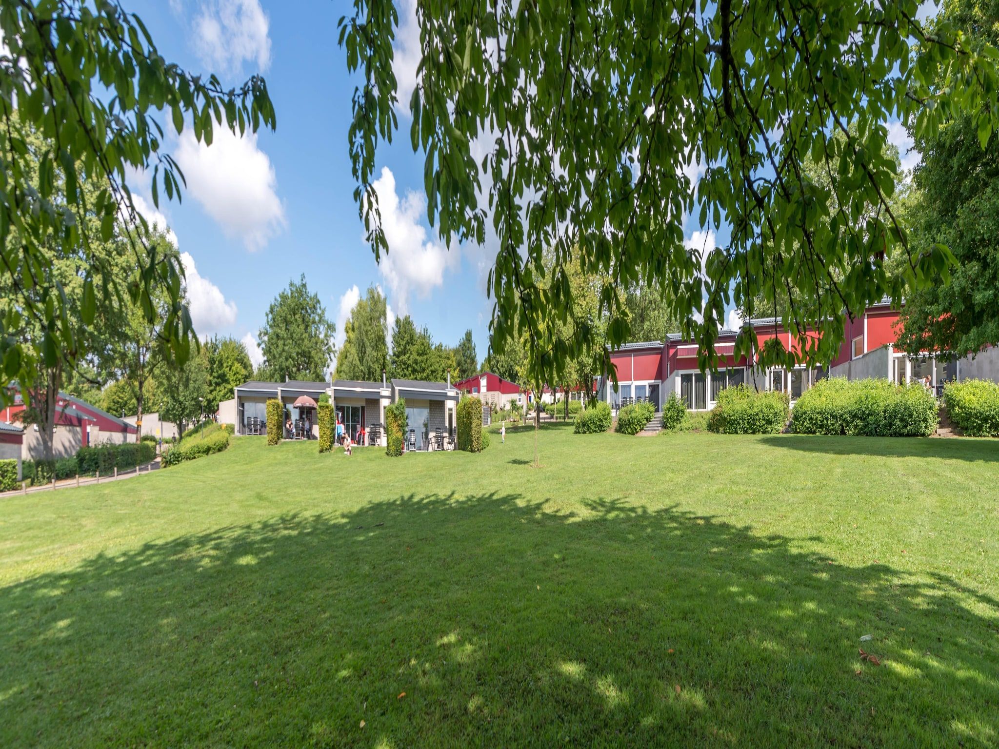 De tuin van Bungalowpark Schin op Geul 6 in Walem