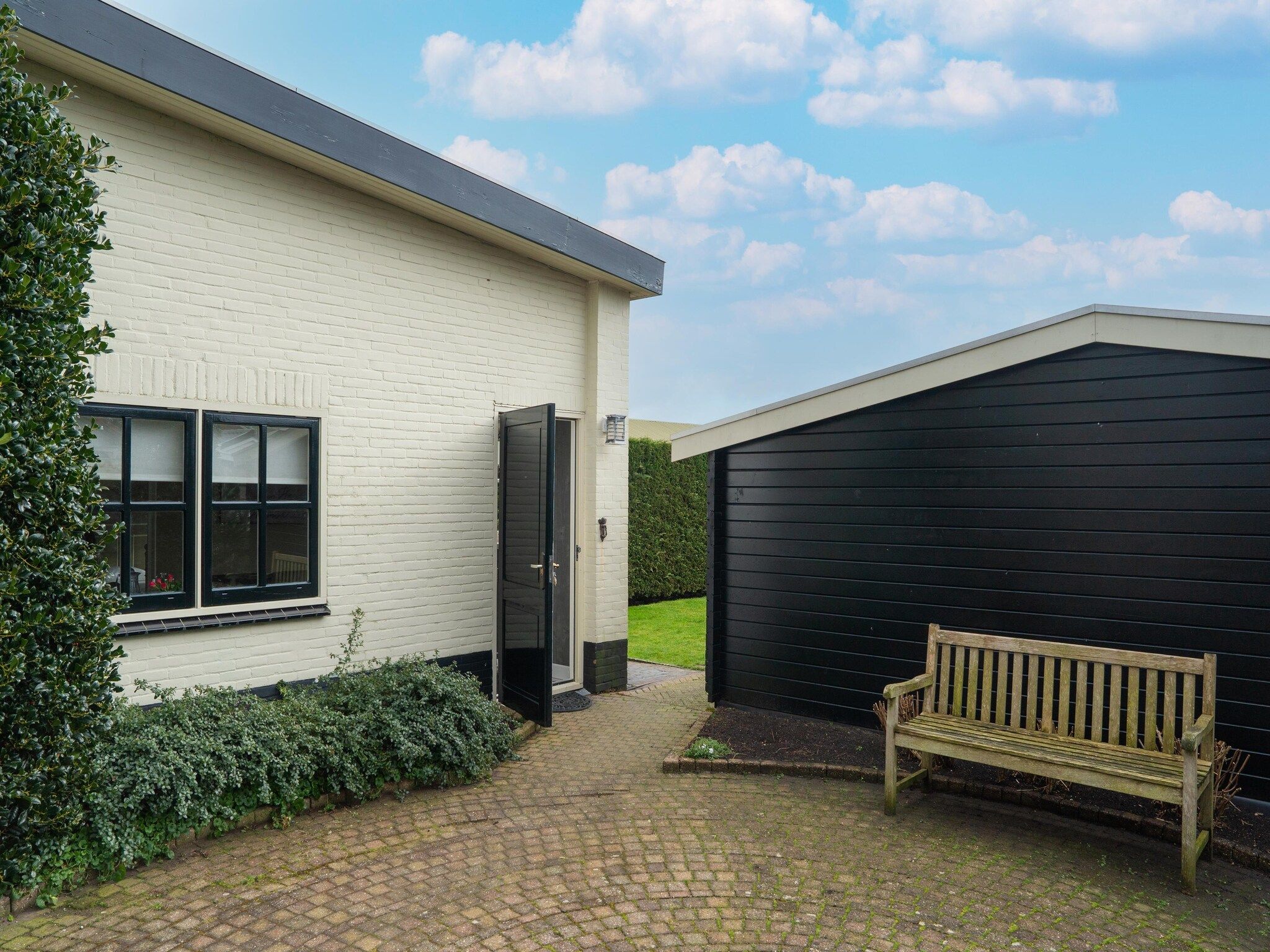 De buitenkant van Naast het Bollenveld in Egmond-Binnen