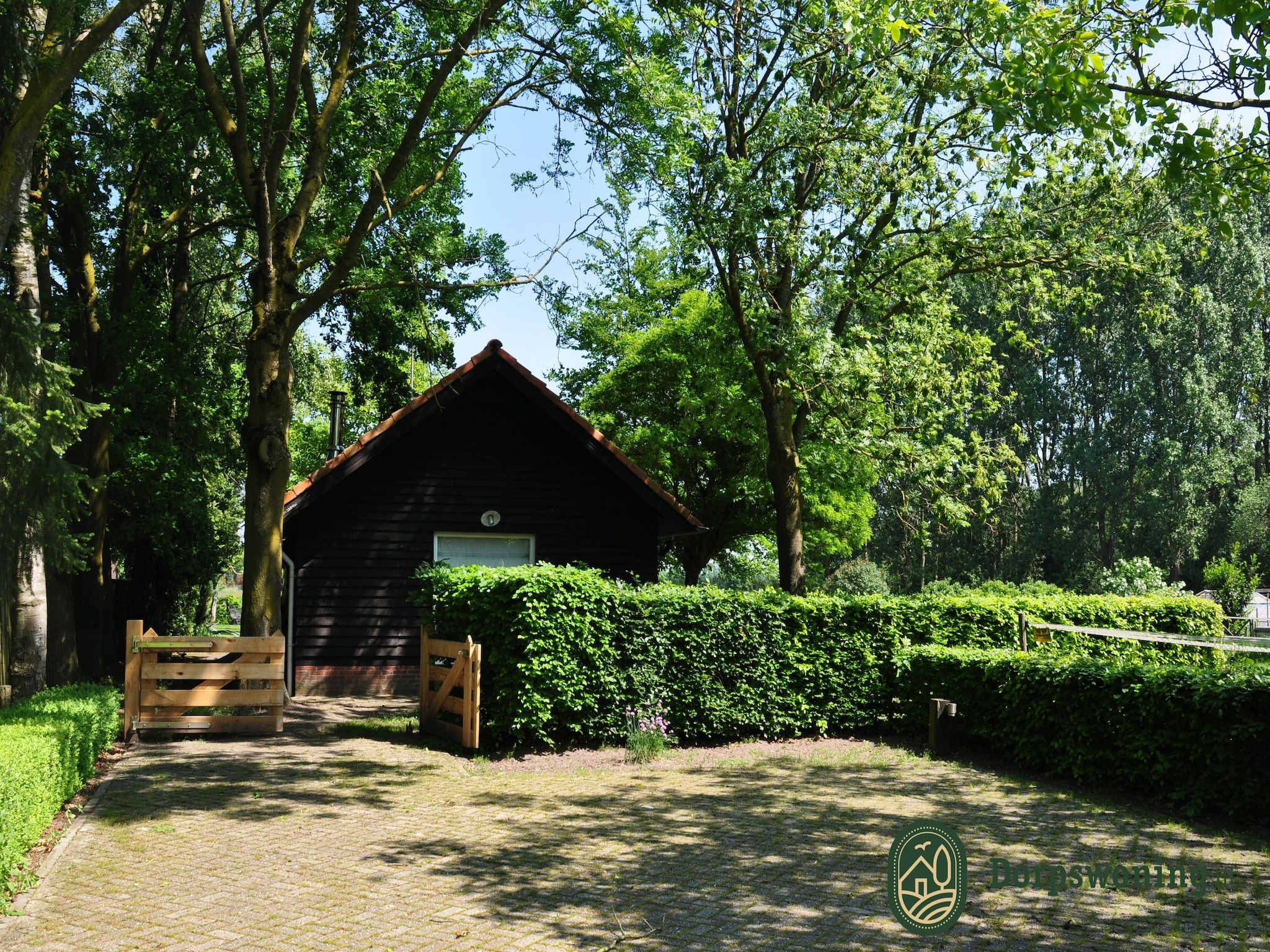 De buitenkant van Dorpswoning Het Knusse in Leende