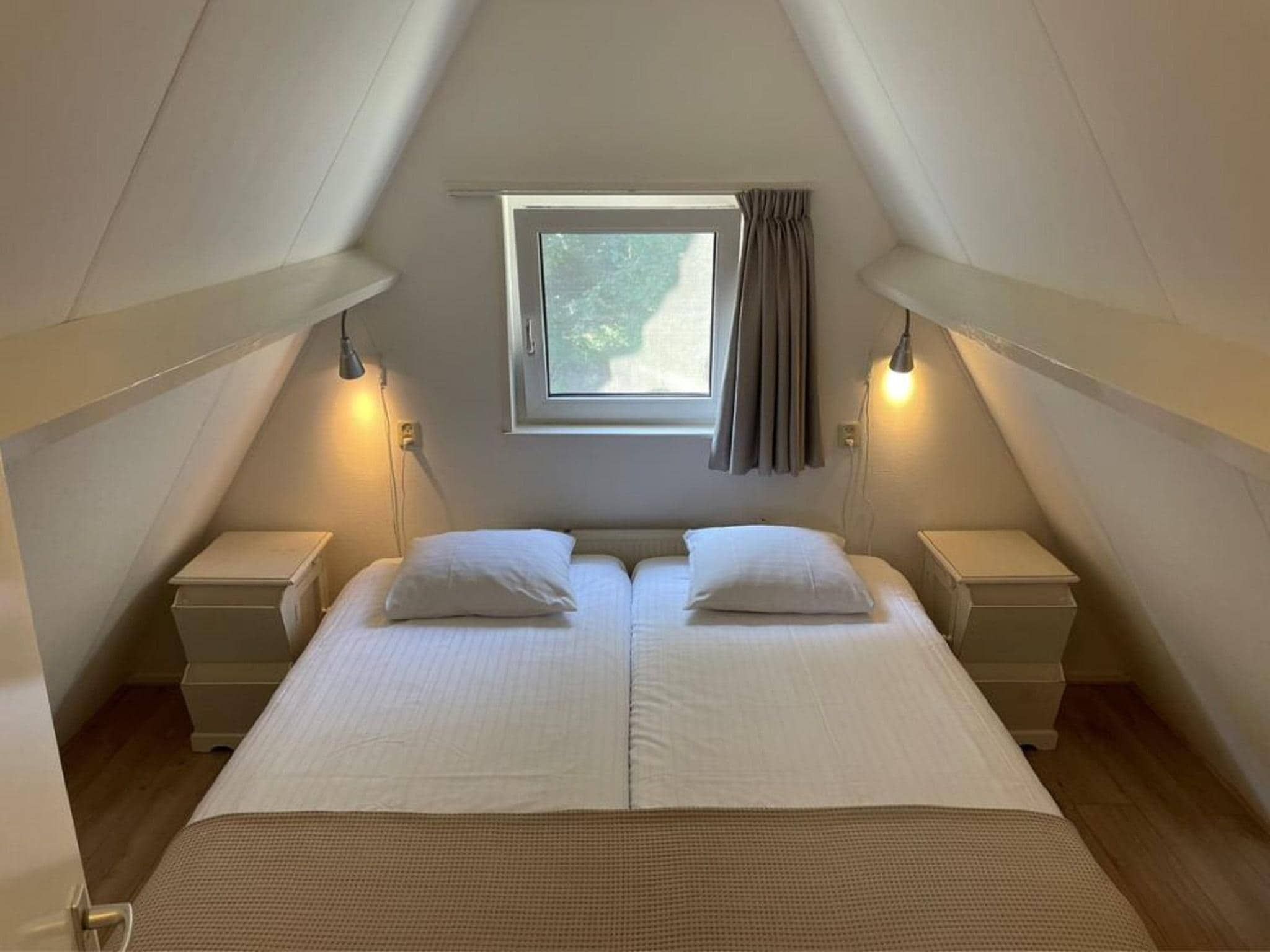 Een slaapkamer van Landgoed Eysinga State 3 in Sint Nicolaasga
