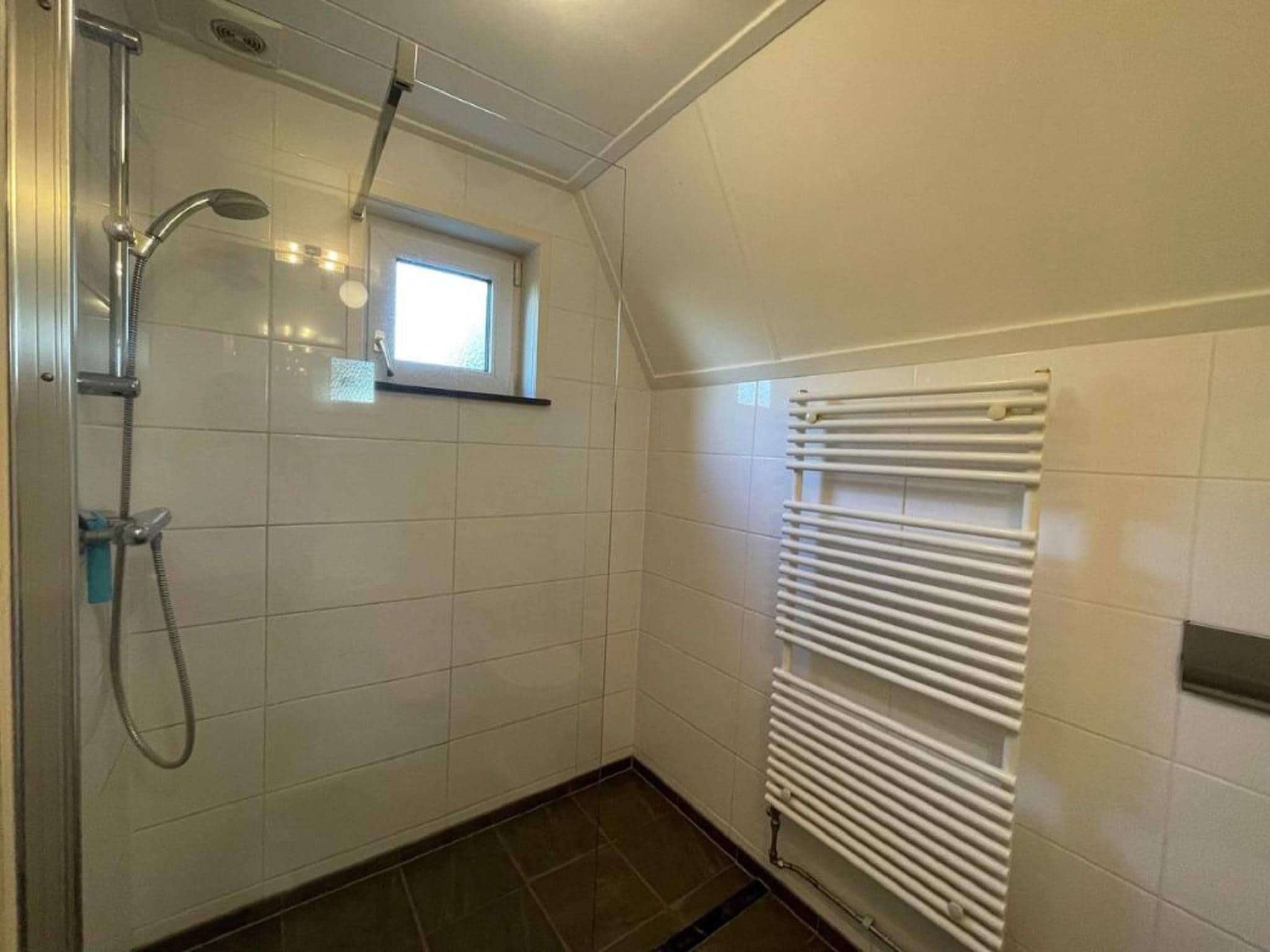De badkamer van Landgoed Eysinga State 3 in Sint Nicolaasga