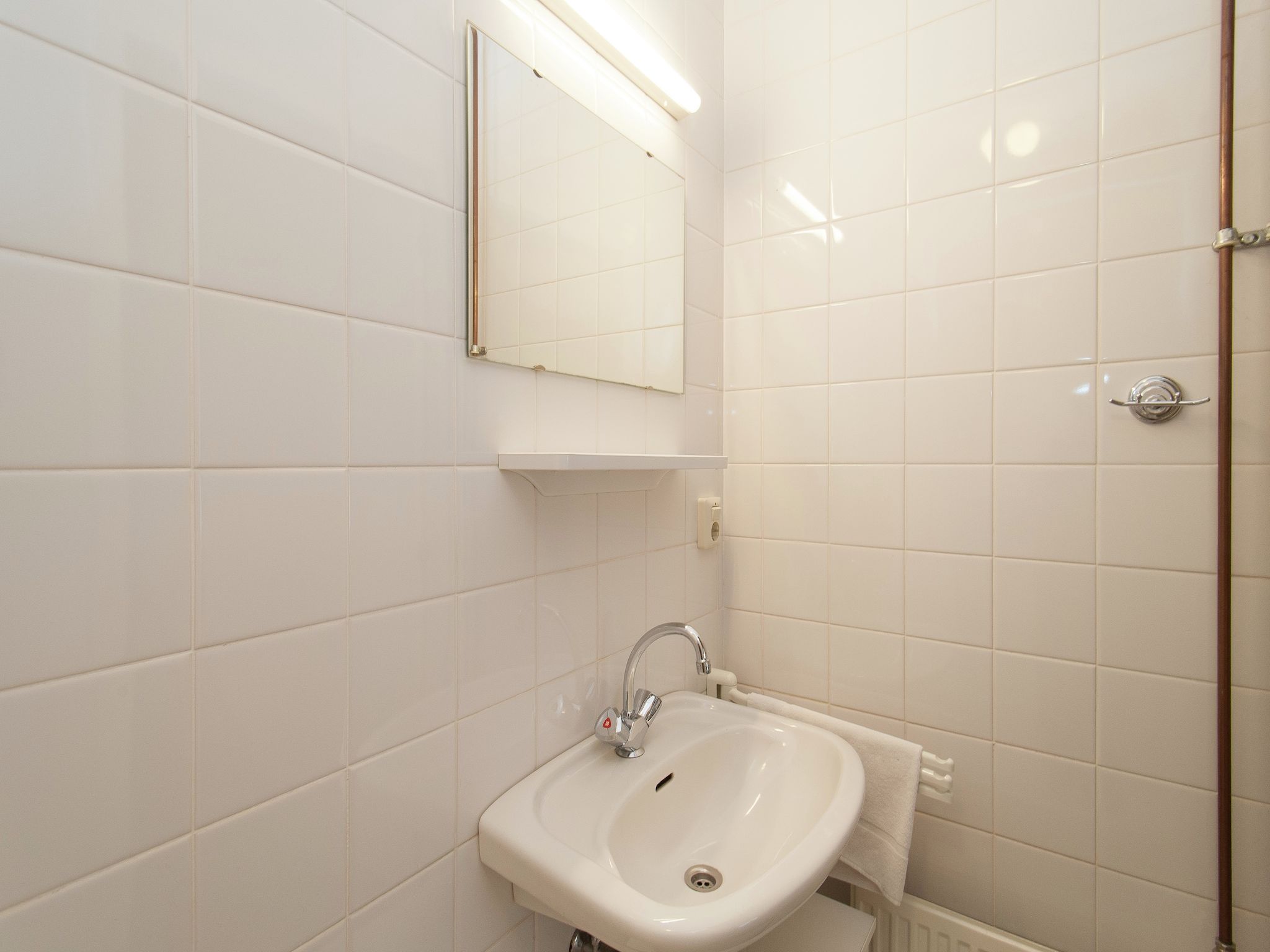 De badkamer van Huize Glory Parel in Bergen aan zee