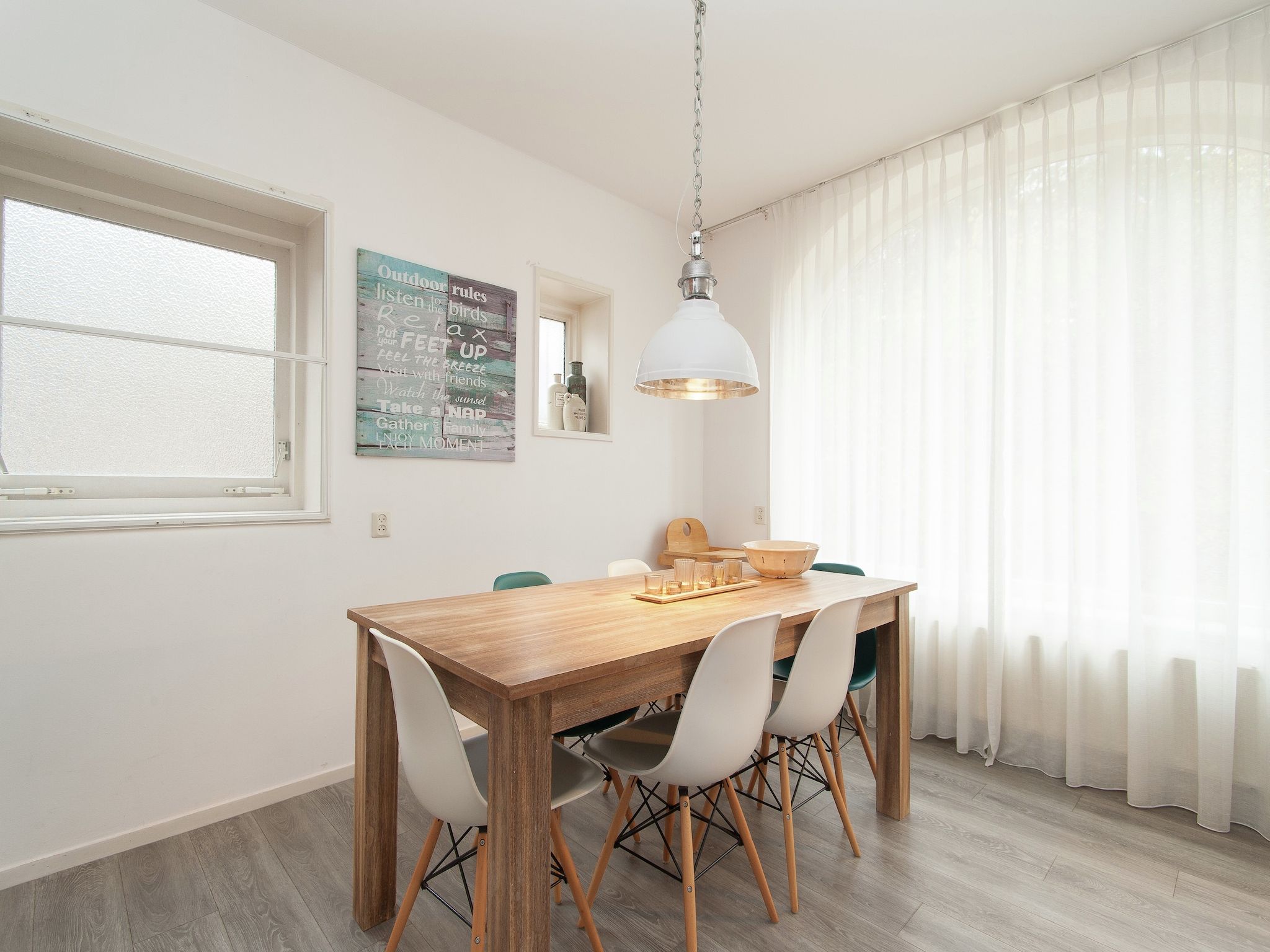 De eetkamer van Huize Glory Parel in Bergen aan zee
