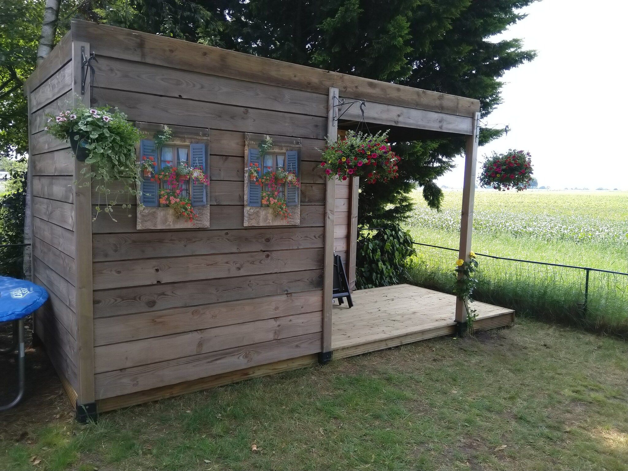 Het terras van De Merel in Den ham