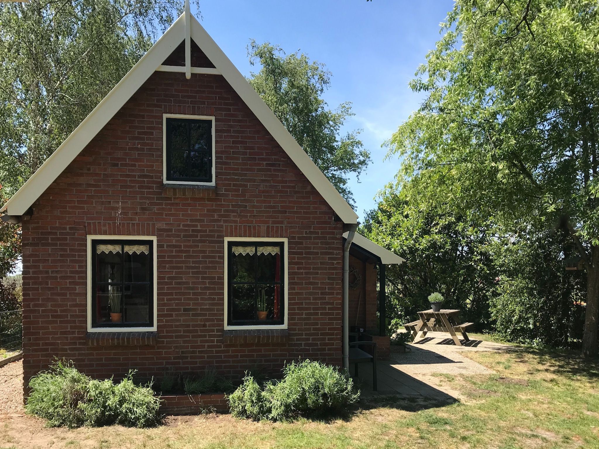 De buitenkant van De Merel in Den ham