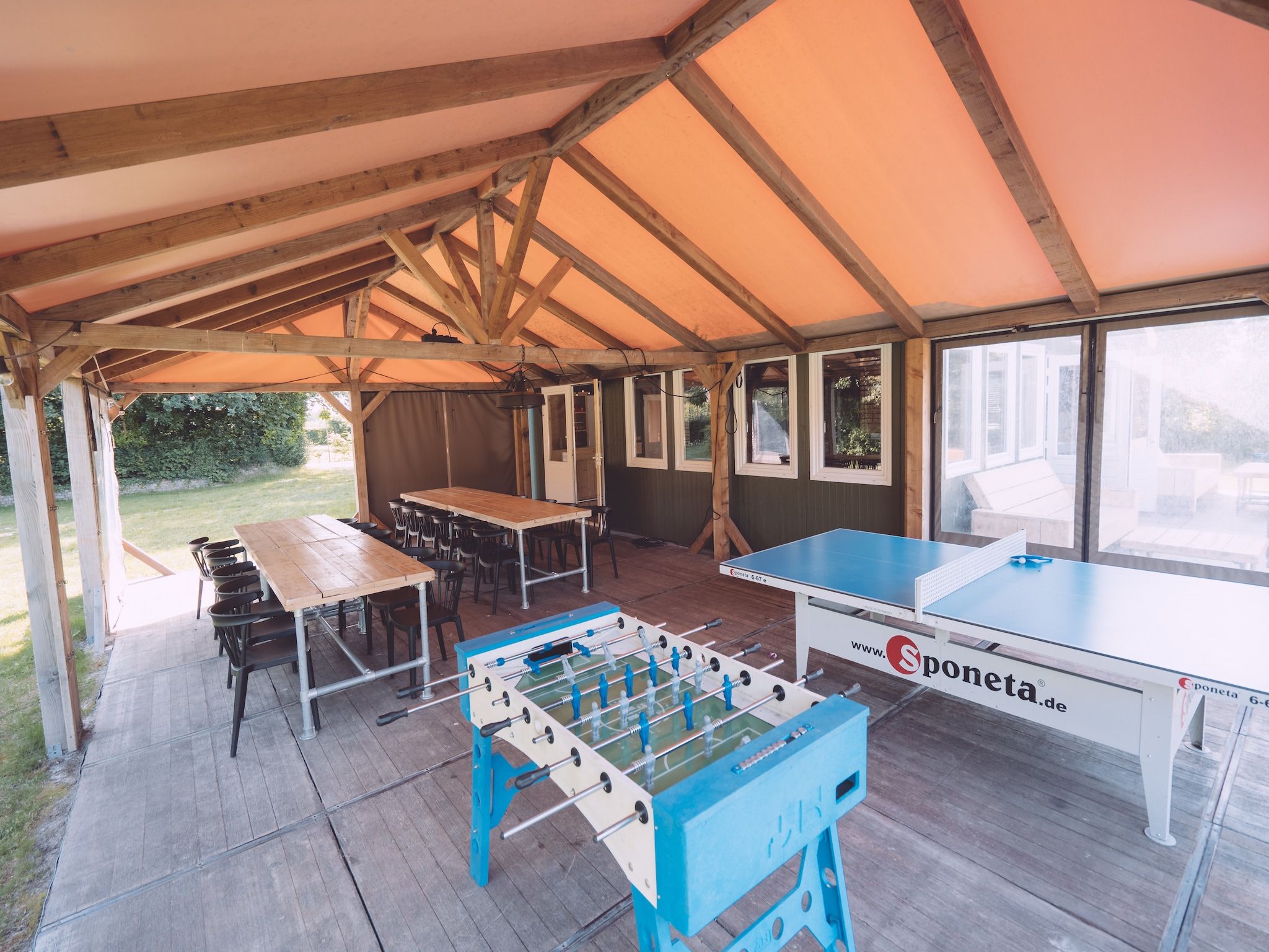 Het terras van Vakantiepark Eigen Wijze 3 in Bant