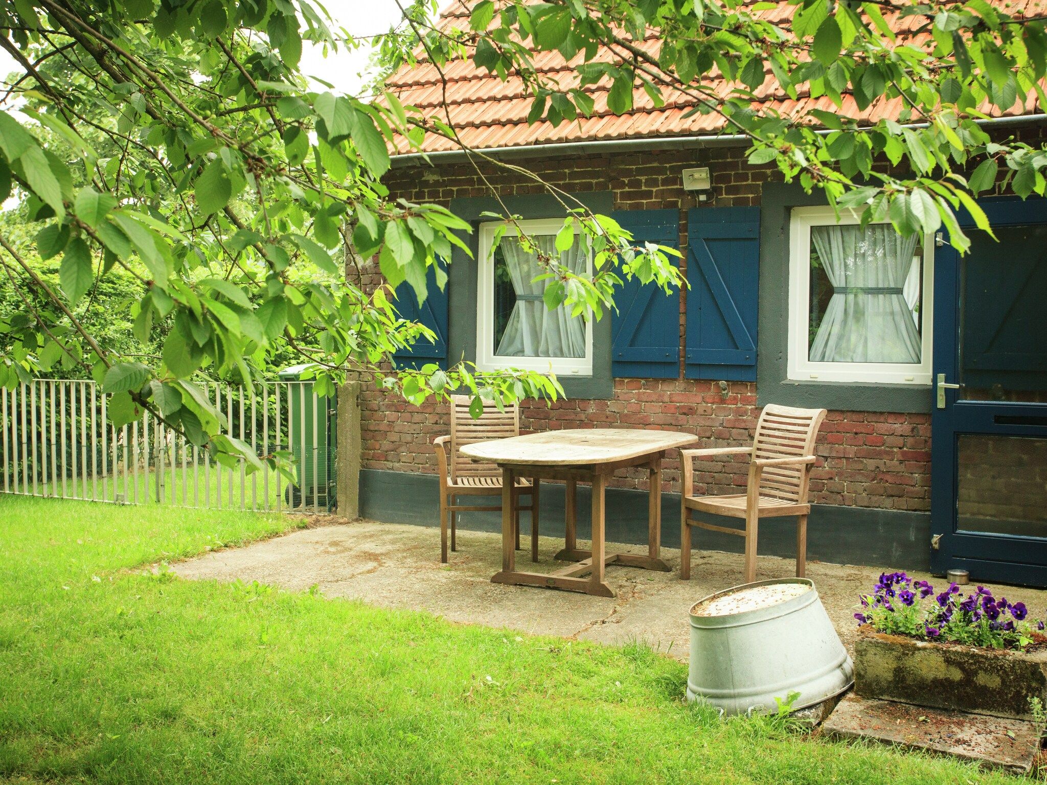 De tuin van Bi-j Moppe Door in Nederweert Eind