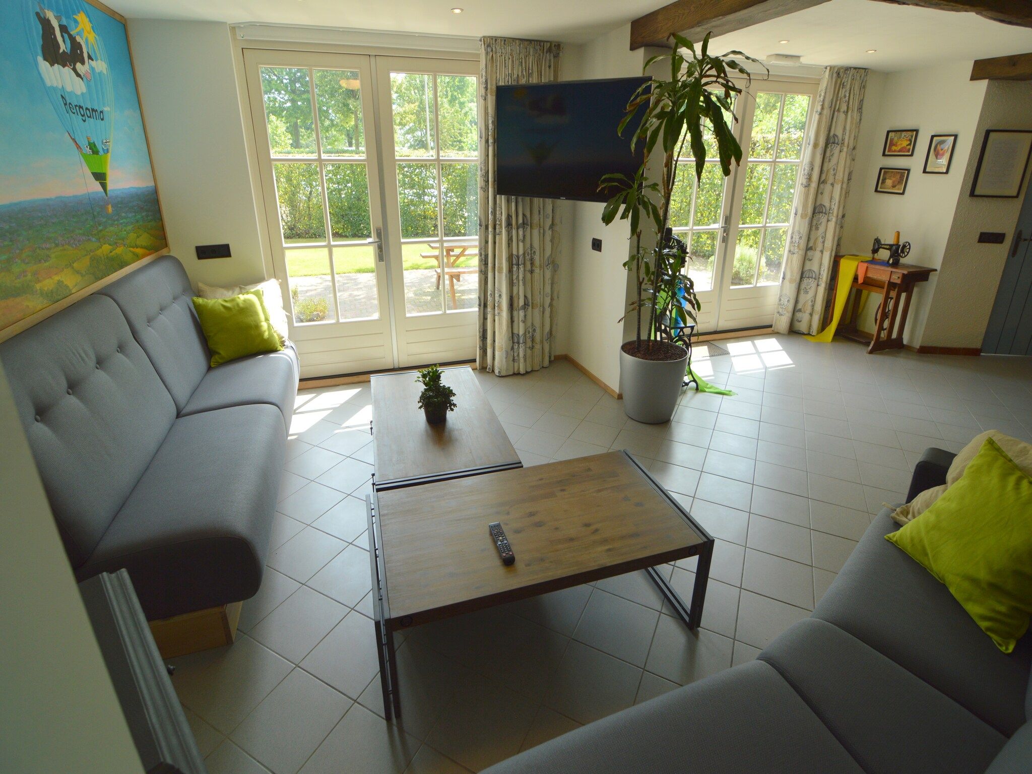 De woonkamer van Ballonatelier in Haaren