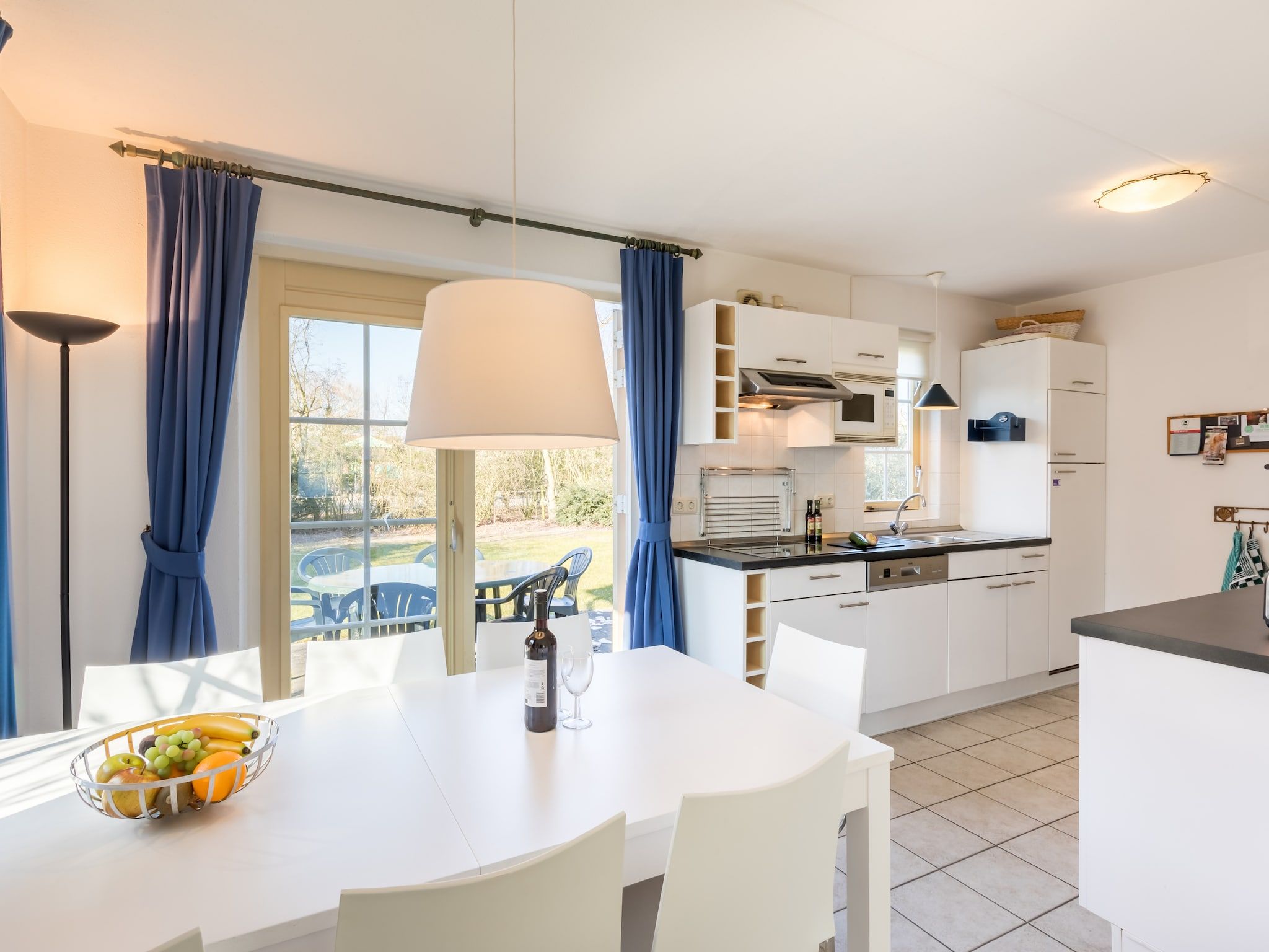De eetkamer van Buitenhof Domburg 10 in Domburg