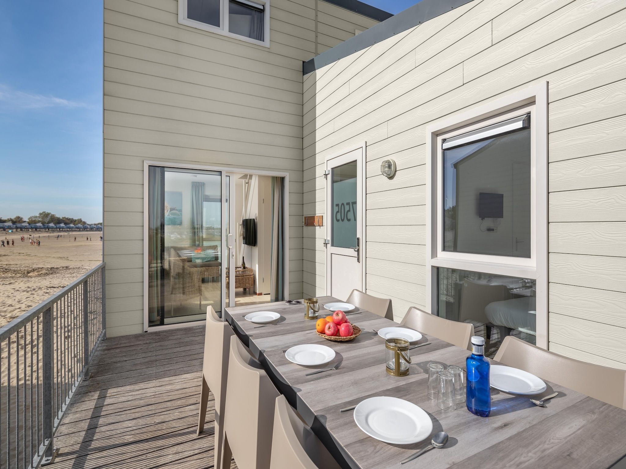 Het terras van Roompot Beach Resort 20 in Kamperland