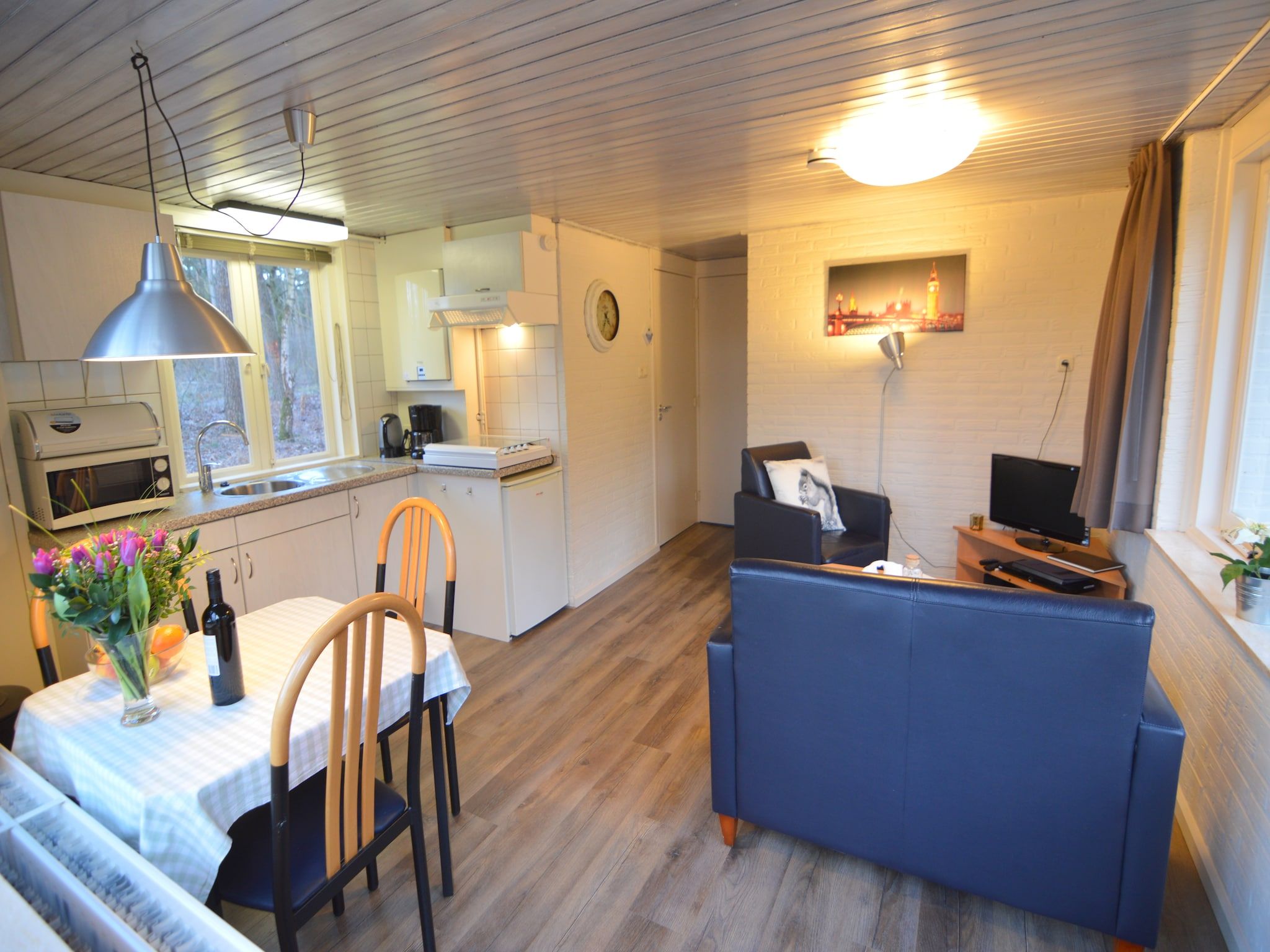 De woonkamer van Bungalow 27 in Stramproy