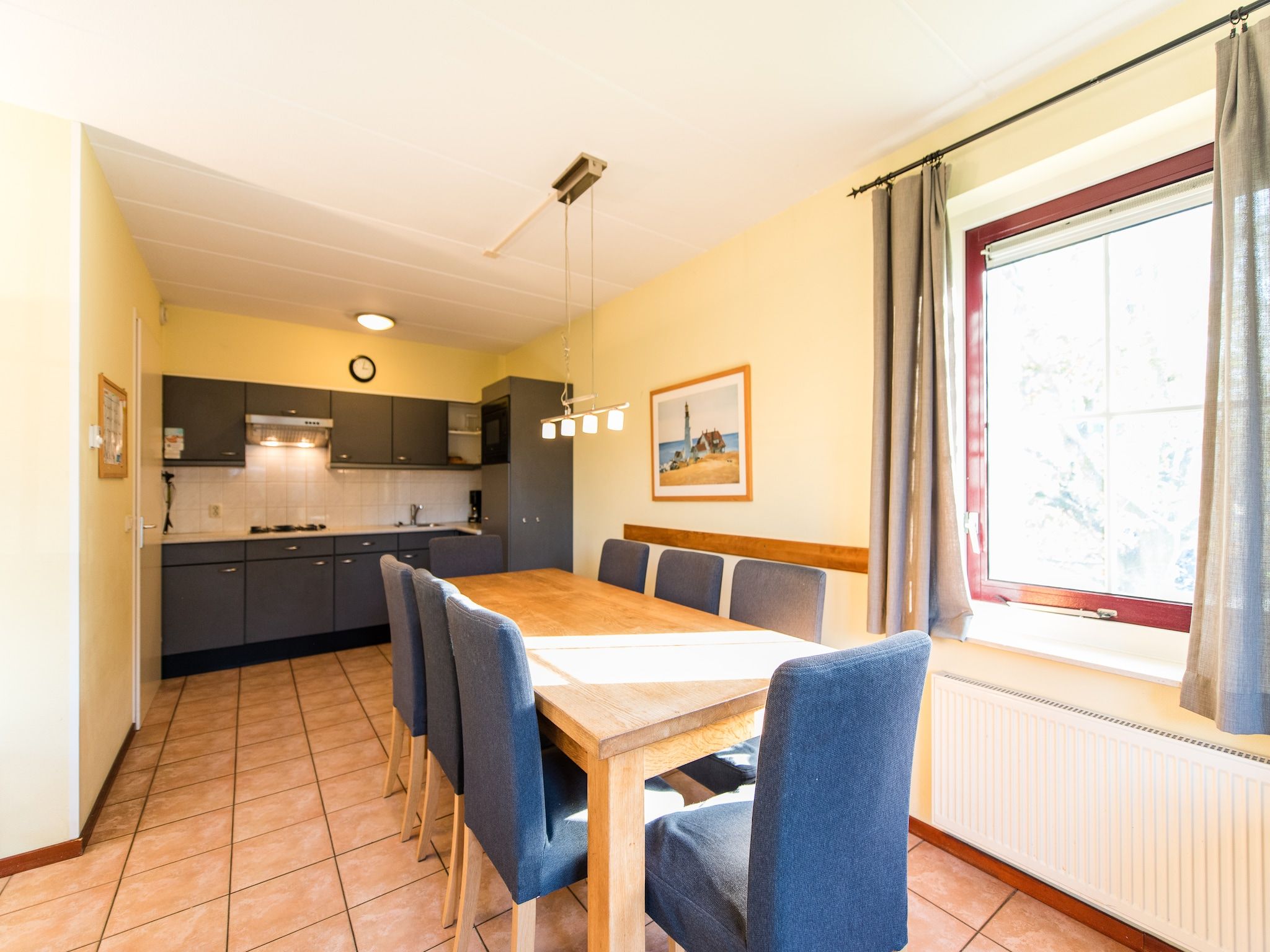 De eetkamer van Vakantiepark Boomhiemke 8 in Hollum