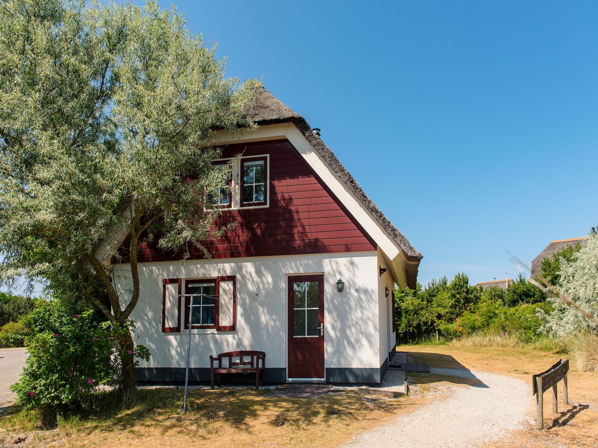 De buitenkant van Vakantiepark Boomhiemke 8 in Hollum