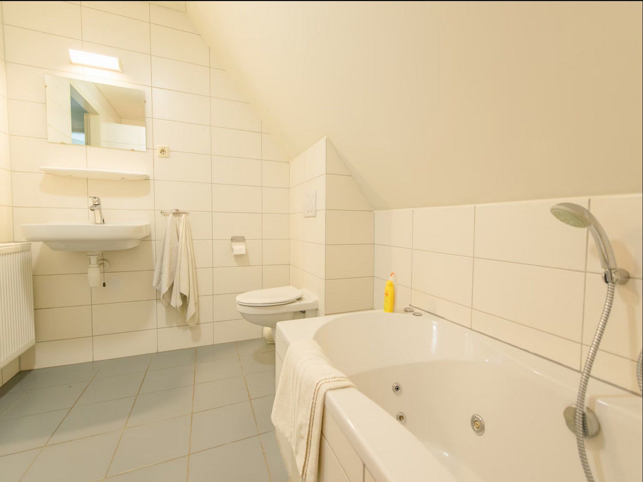 De badkamer van Vakantiepark Boomhiemke 1 in Hollum