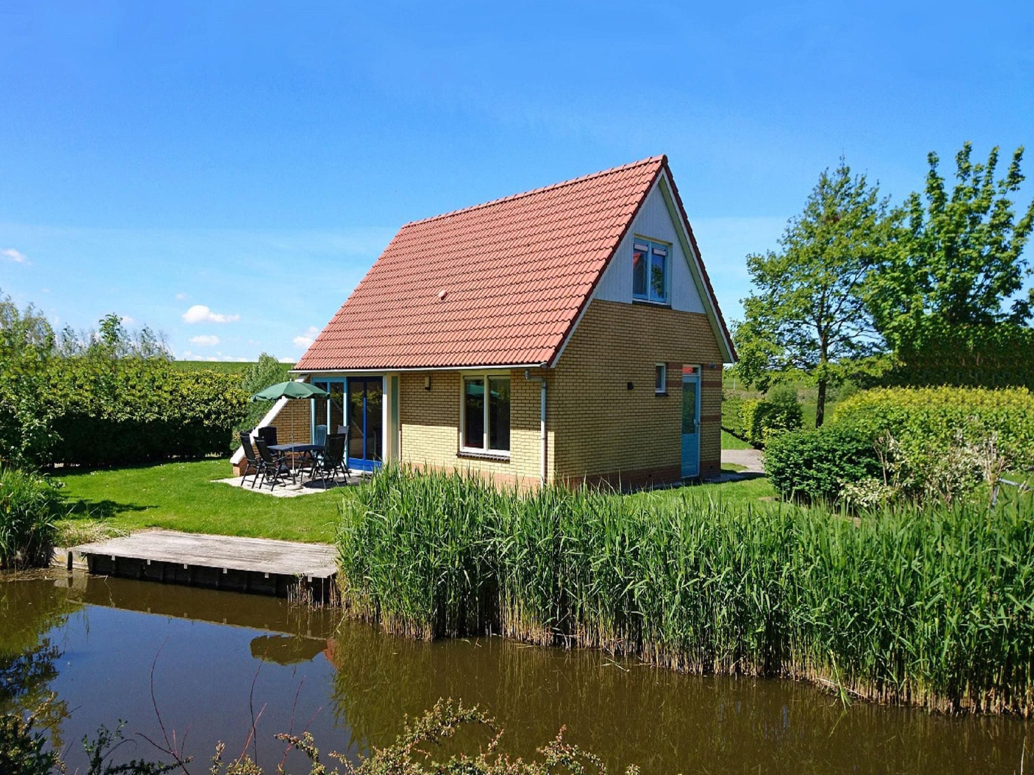De buitenkant van Villavakantiepark IJsselhof 1 in Andijk