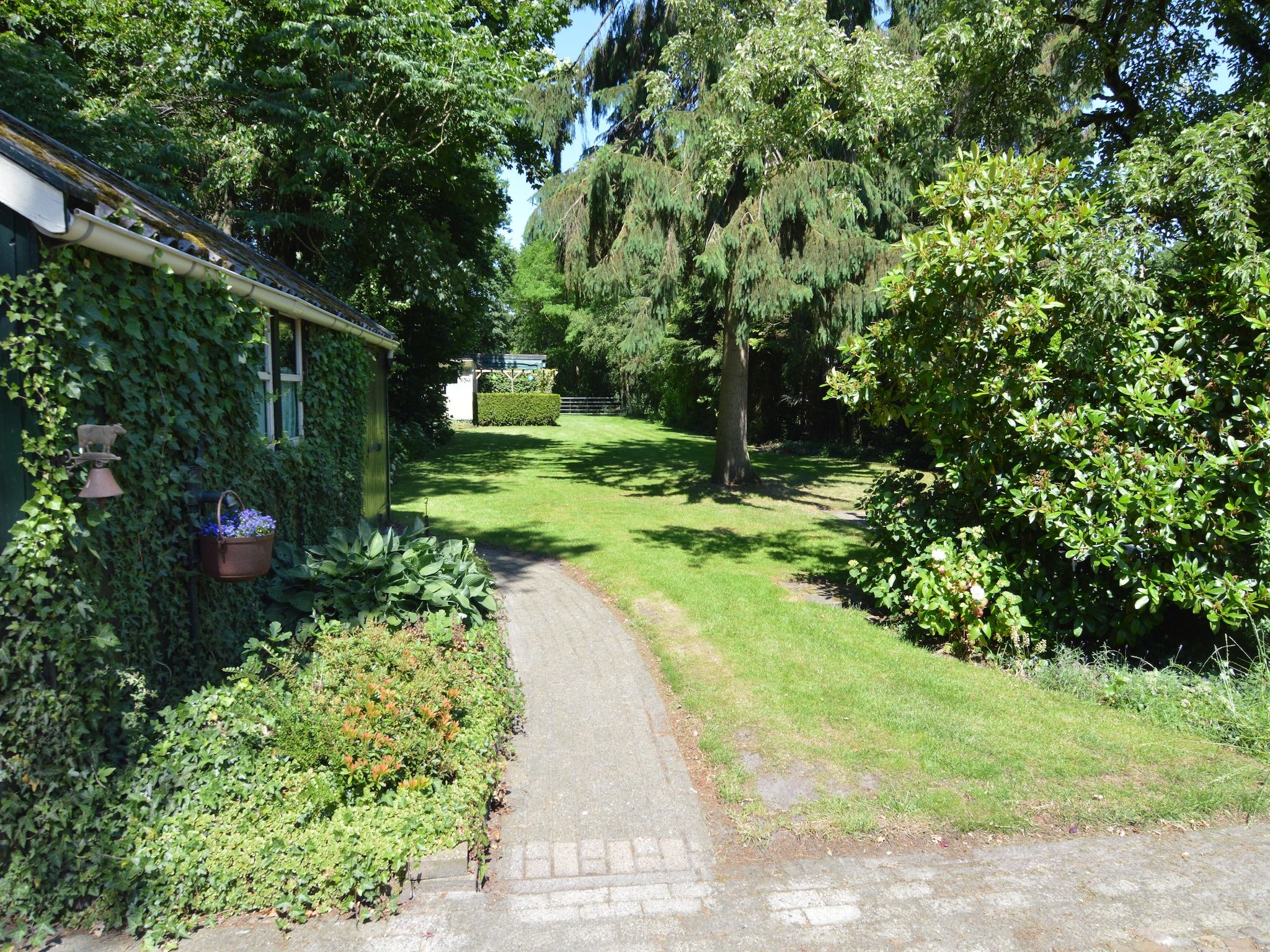 De tuin van Little White Cottage in Nijeberkoop