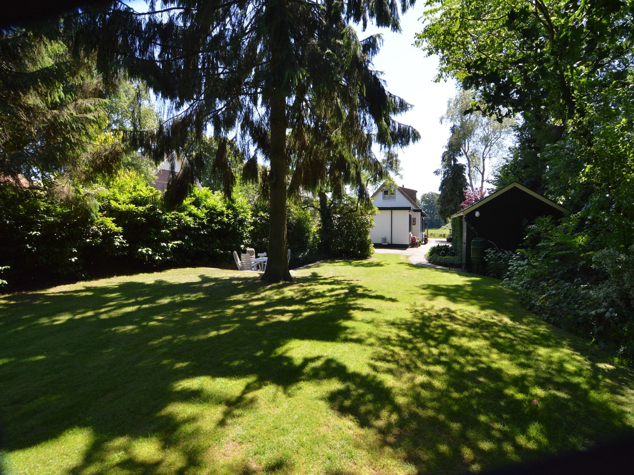 De tuin van Little White Cottage in Nijeberkoop