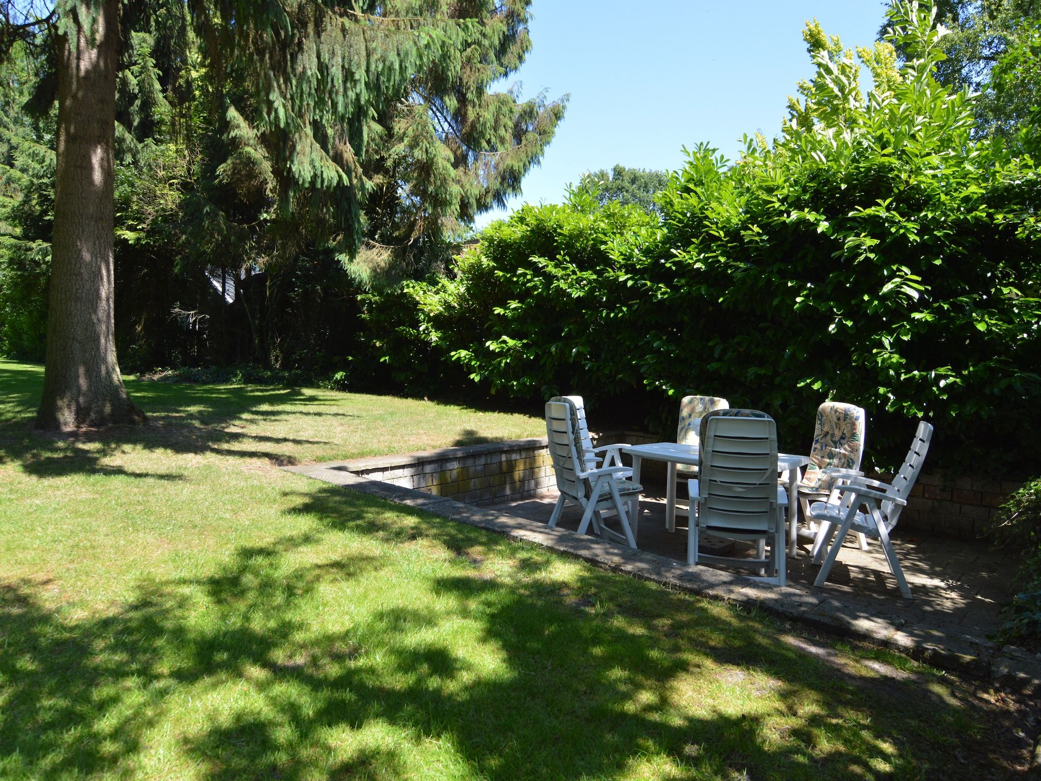 Het terras van Little White Cottage in Nijeberkoop