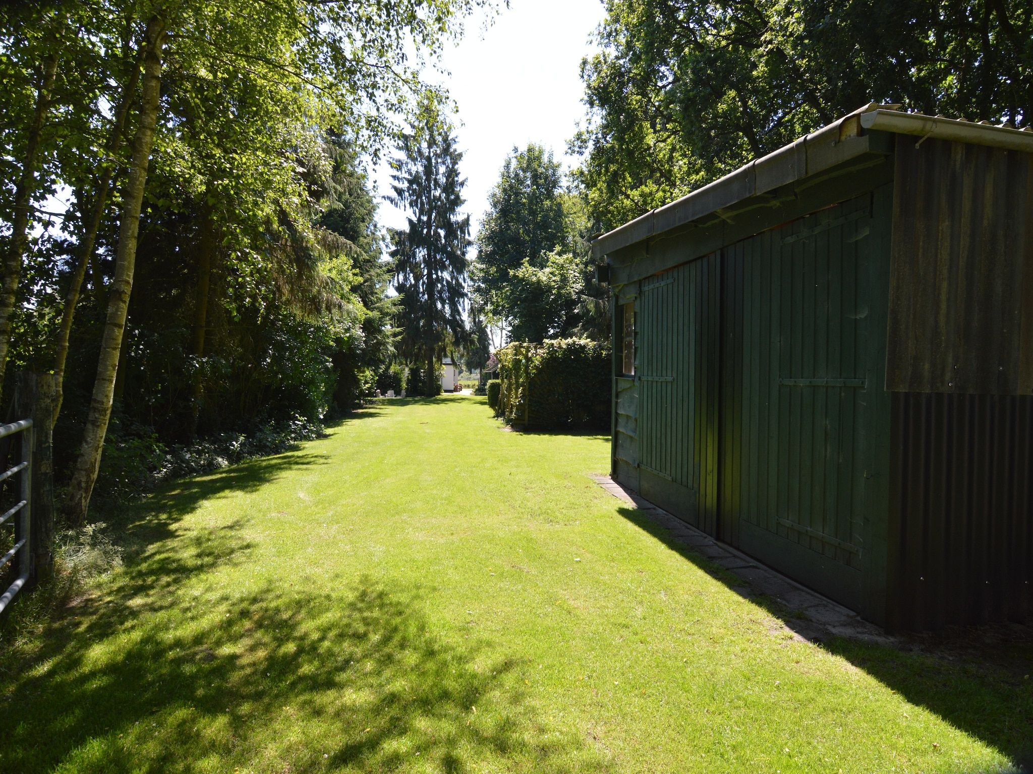 De tuin van Little White Cottage in Nijeberkoop