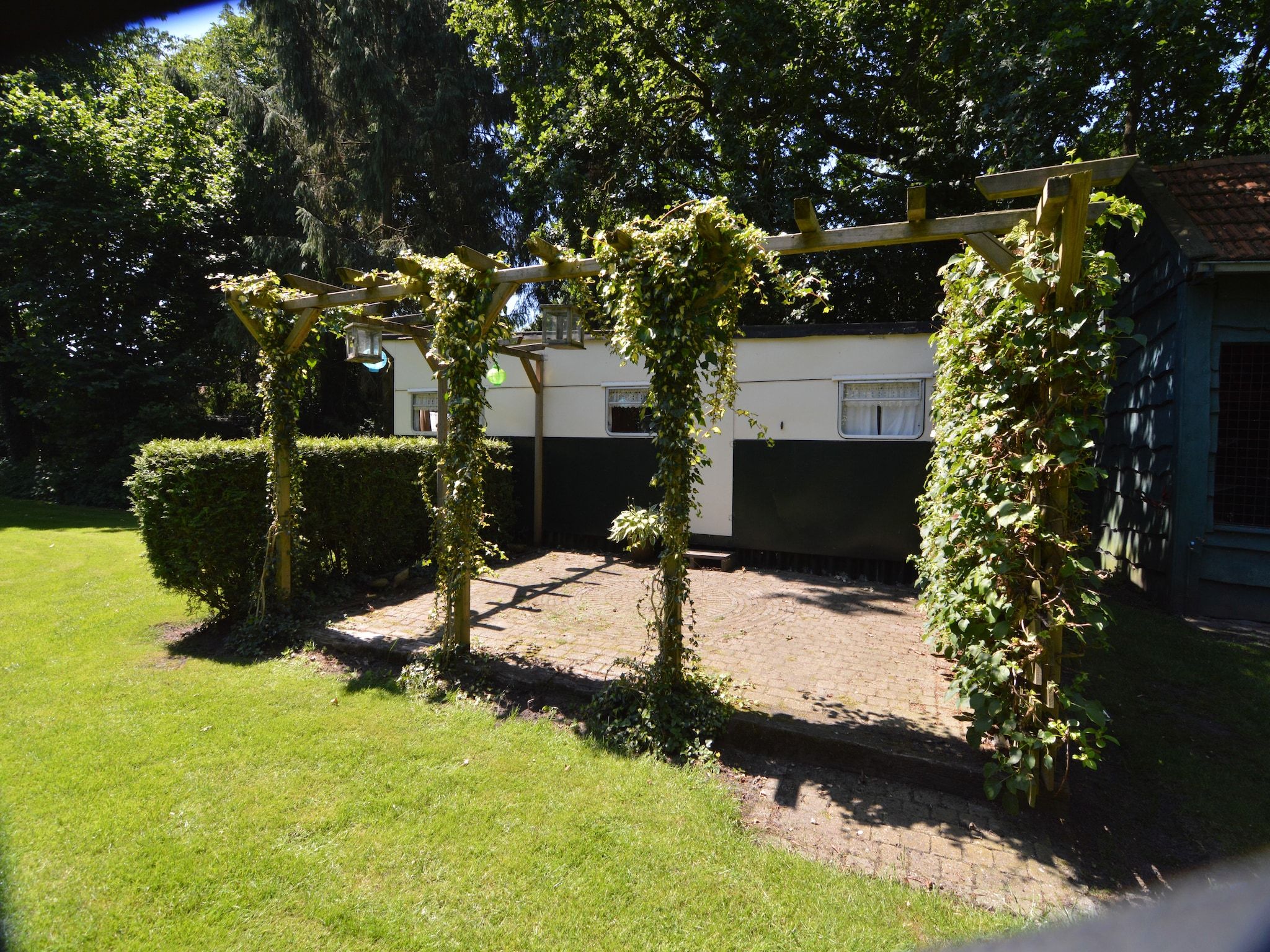 De tuin van Little White Cottage in Nijeberkoop