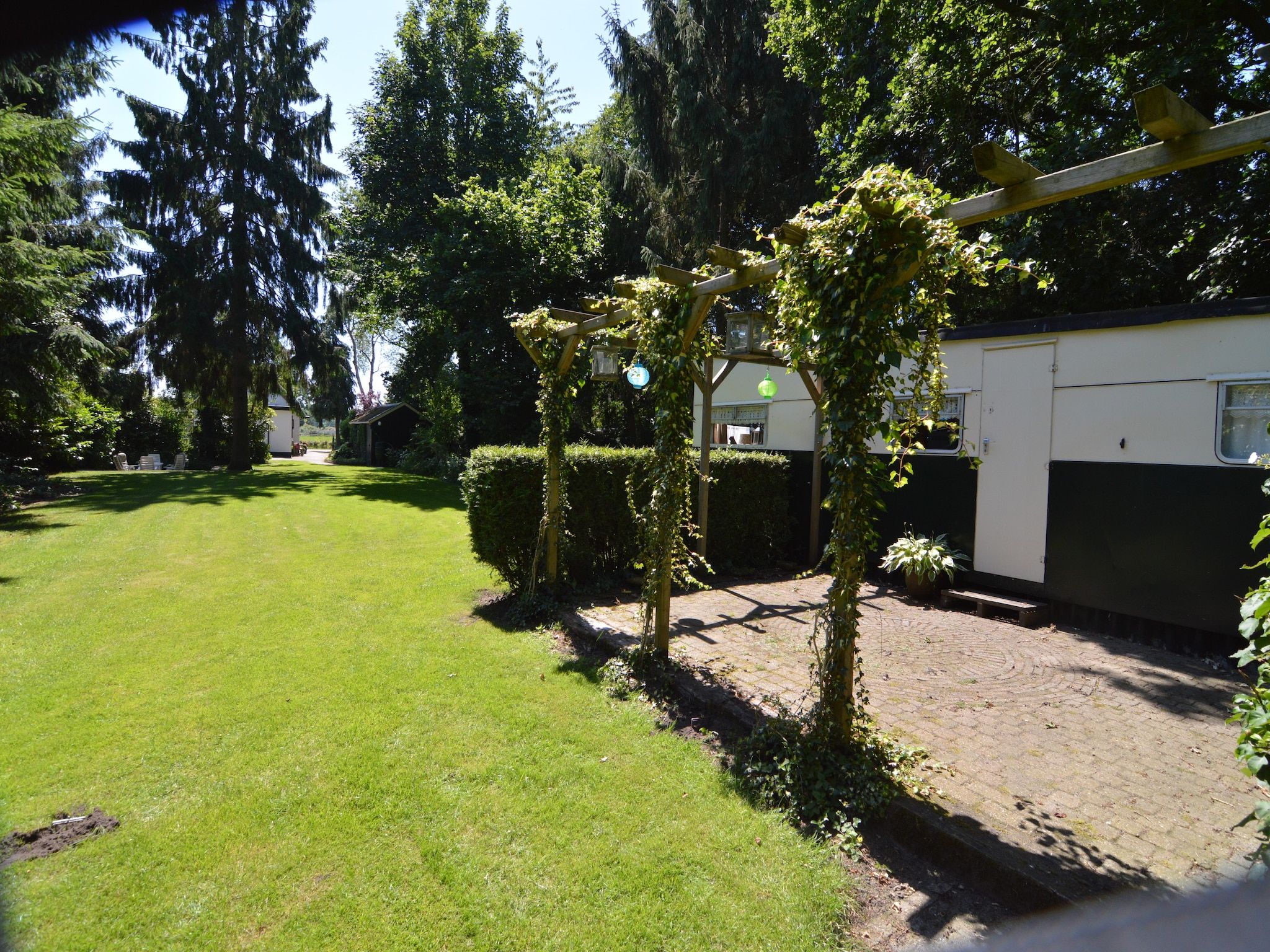 De tuin van Little White Cottage in Nijeberkoop