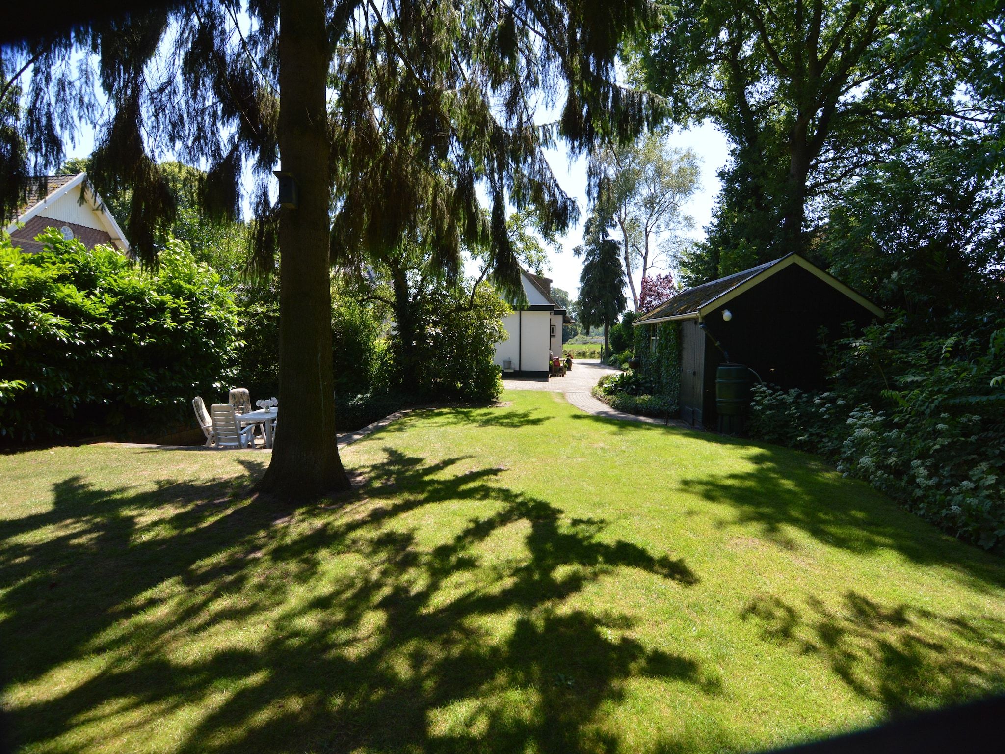 De tuin van Little White Cottage in Nijeberkoop