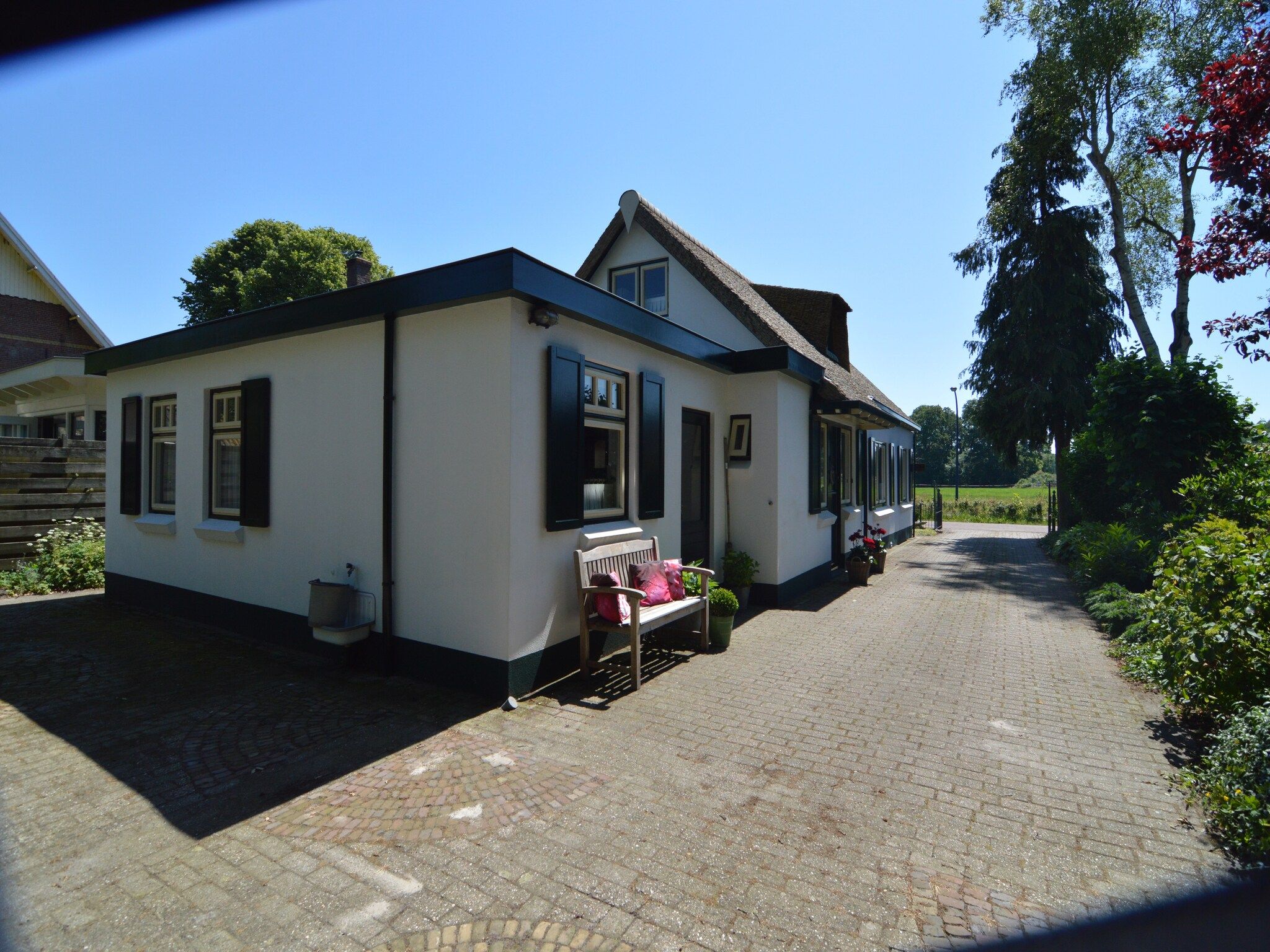 De buitenkant van Little White Cottage in Nijeberkoop