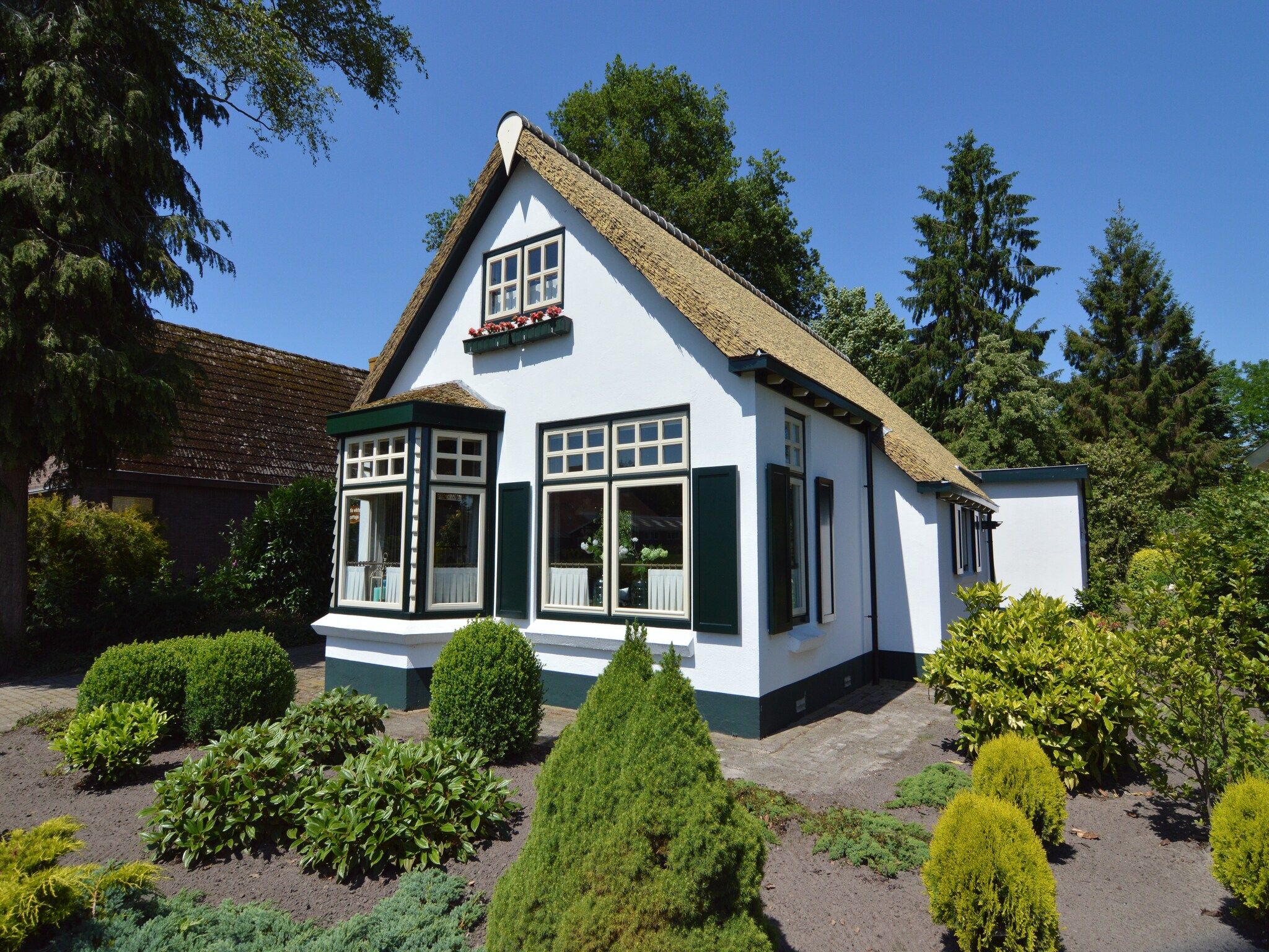 De buitenkant van Little White Cottage in Nijeberkoop