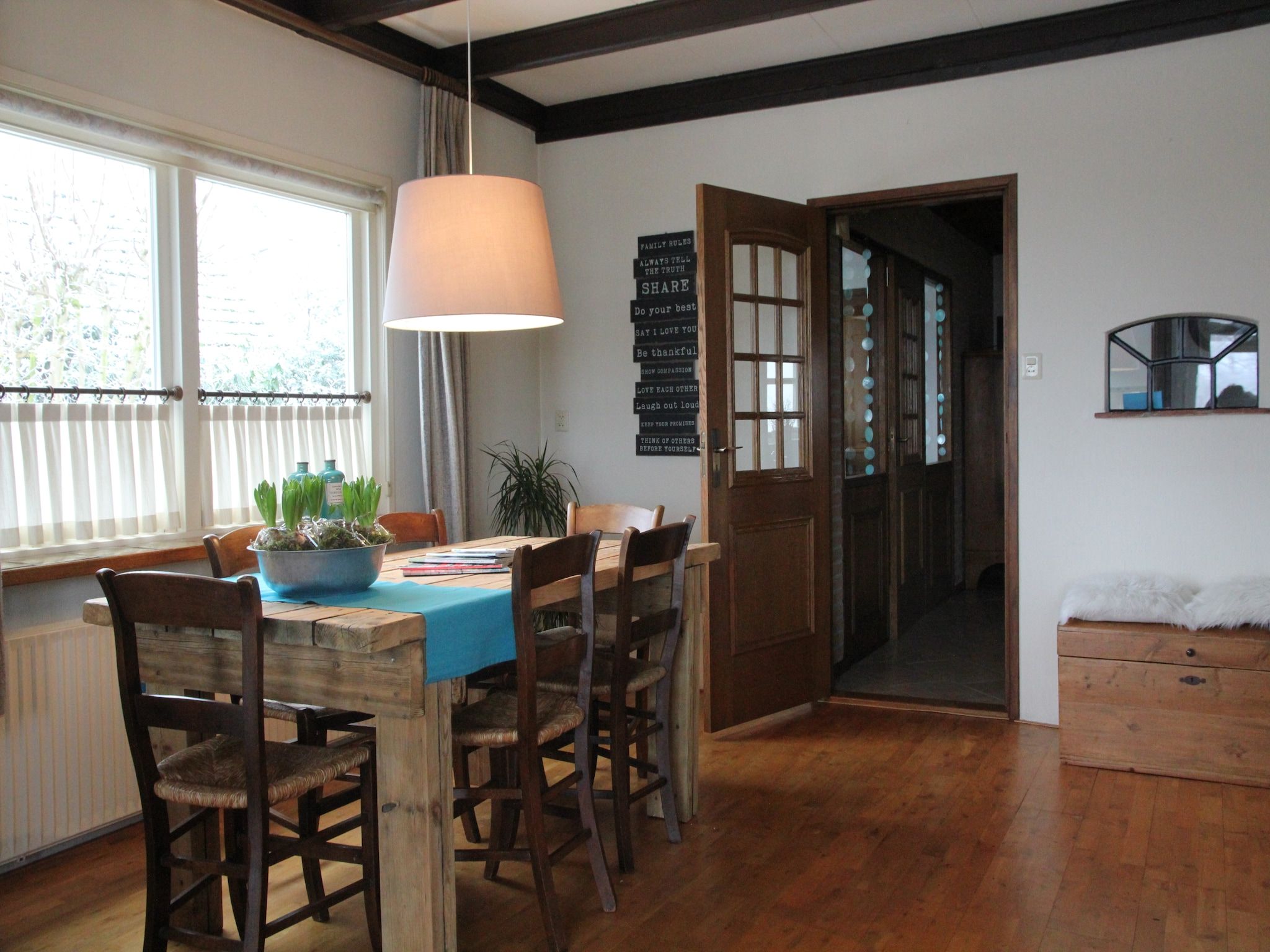 De eetkamer van Little White Cottage in Nijeberkoop