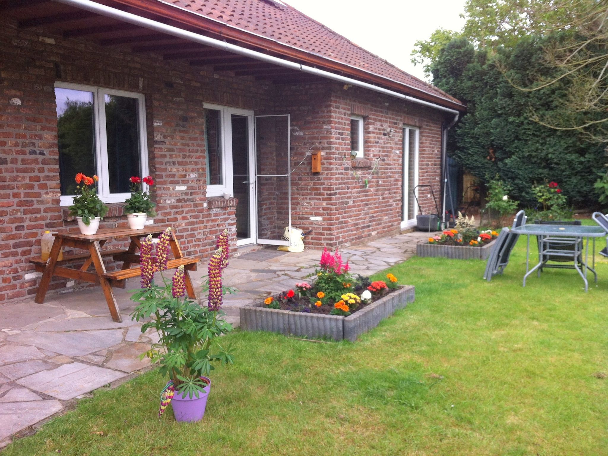 Het terras van De Sjuur in Sweikhuizen