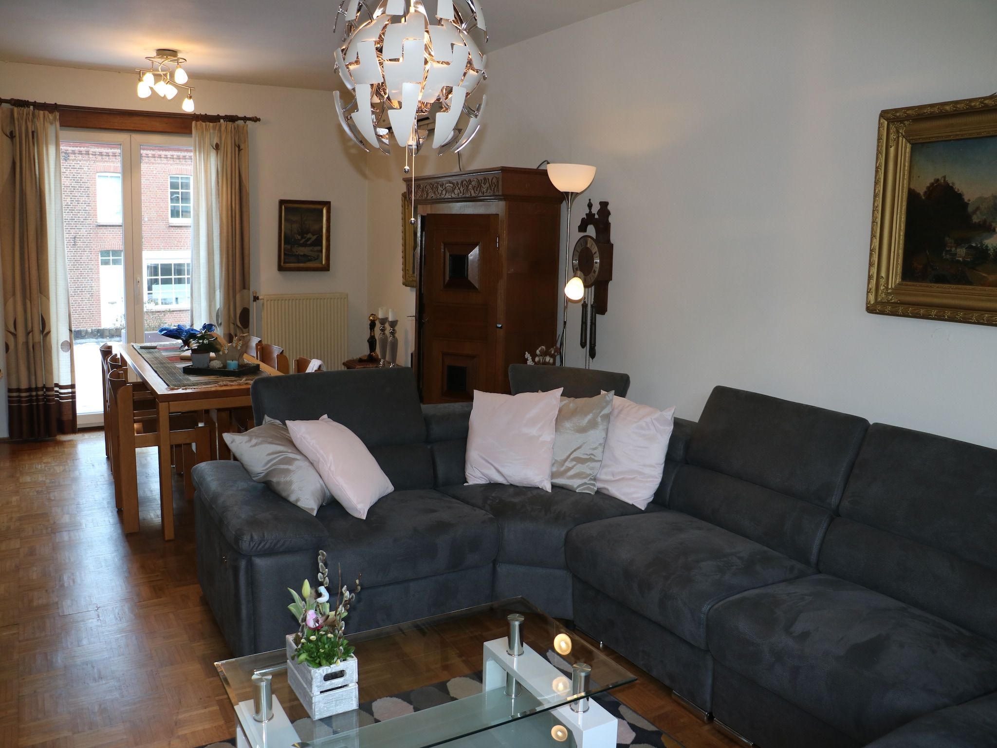 De woonkamer van De Sjuur in Sweikhuizen