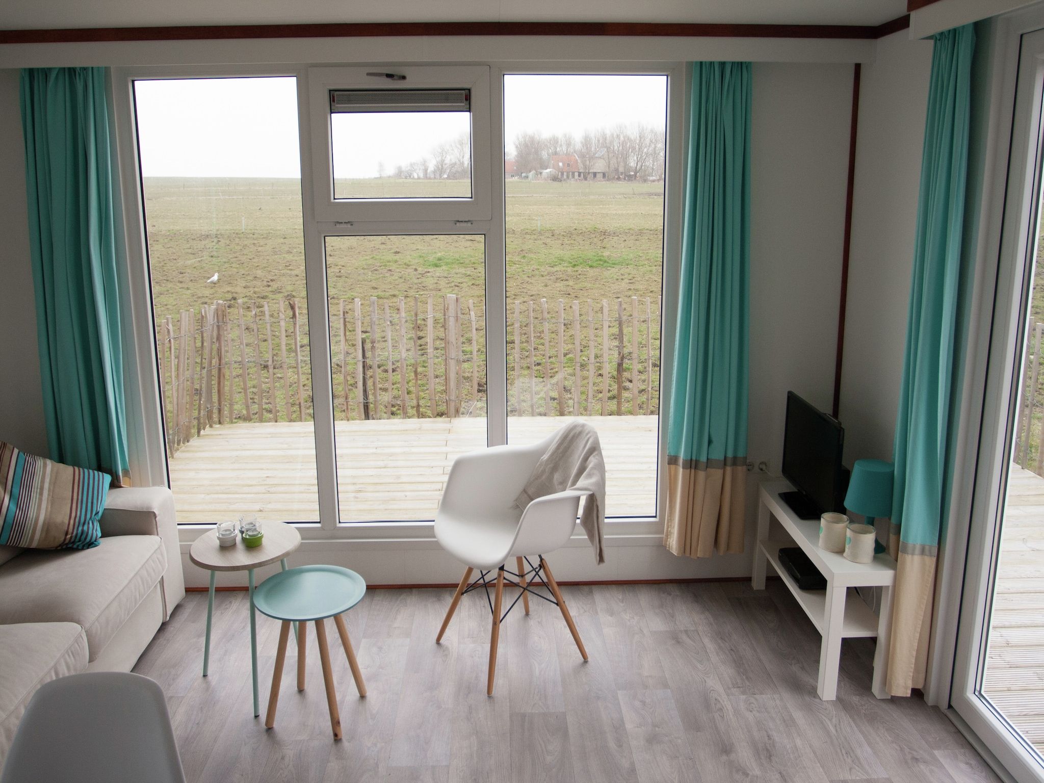 De woonkamer van Recreatiepark Wiringherlant - Wiringher Chalet 10 in Hippolytushoef