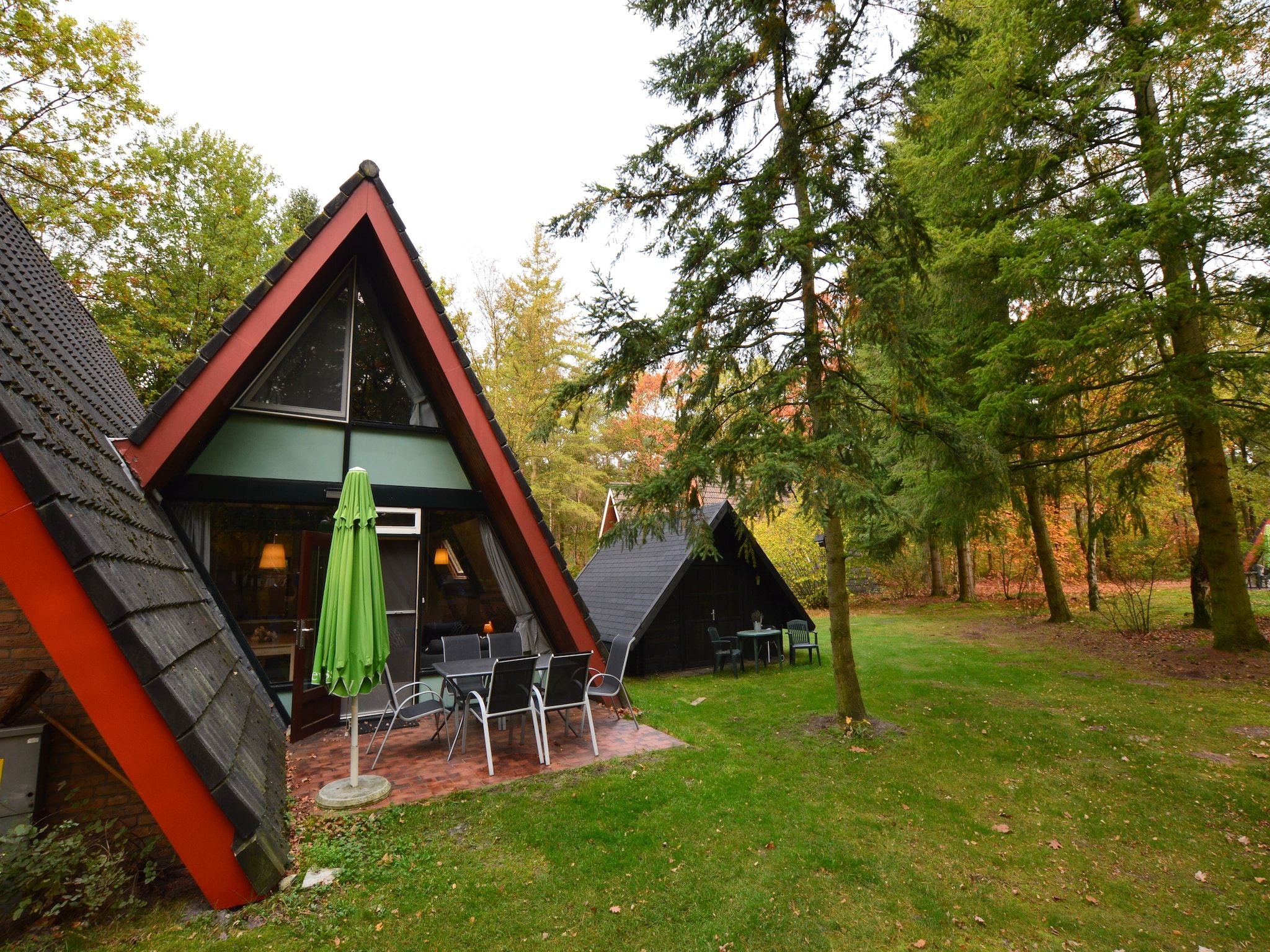 De buitenkant van Anjer Bungalow 61 in Stramproy